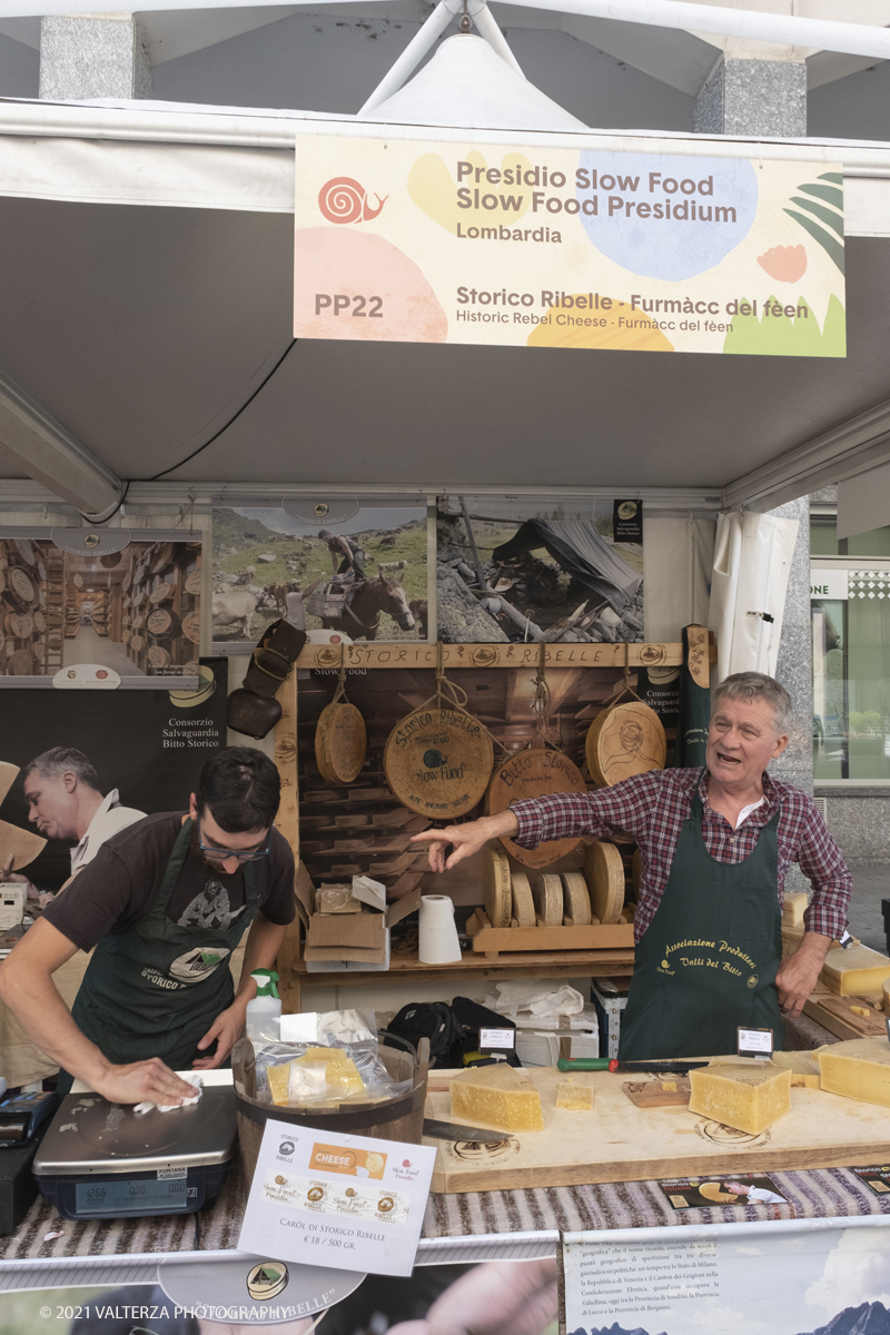 _DSF1591.jpg - 17/09/2021. Bra. Cheese Ã¨  la piÃ¹ importante fiera italiana dedicata al formaggio ai latticini ed al latte crudo. Nella foto stand di presidi slow food, nello specifico quello di Paolo Ciapparelli insignito del premio di Resistenza Casearia