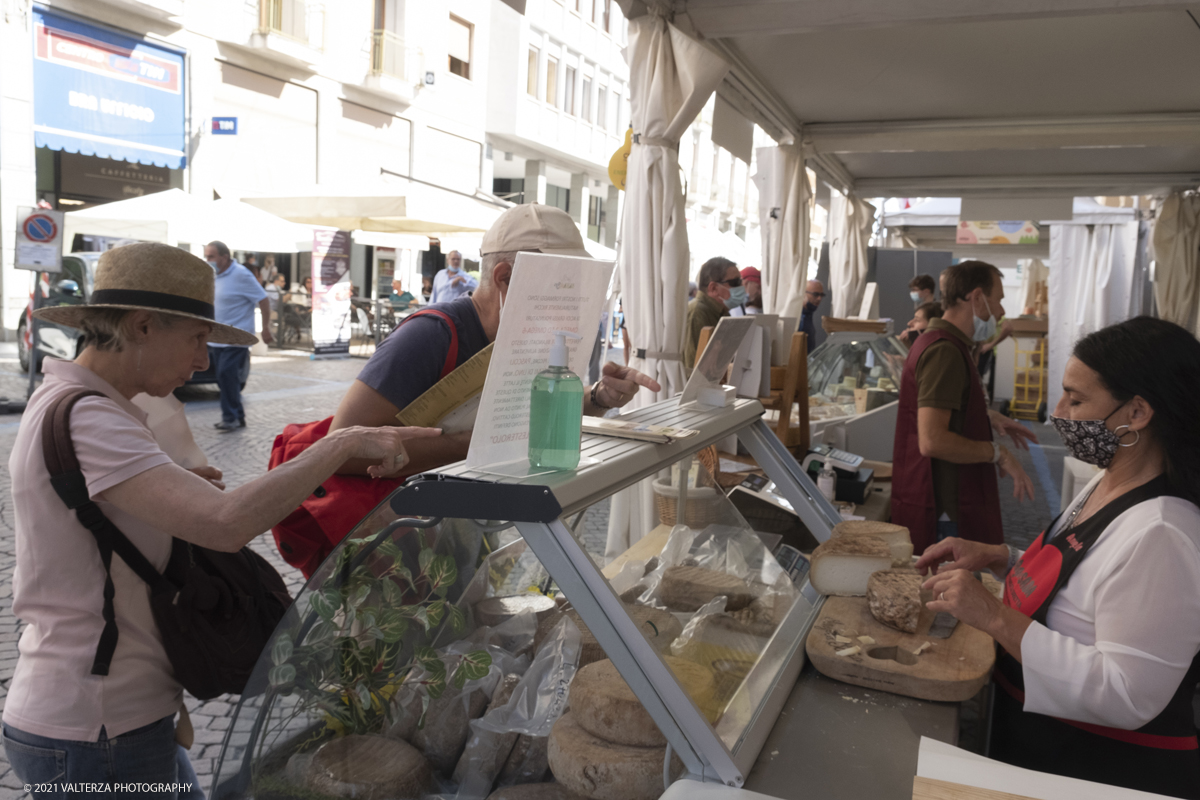 _DSF1671.jpg - 17/09/2021. Bra. Cheese Ã¨  la piÃ¹ importante fiera italiana dedicata al formaggio ai latticini ed al latte crudo. Nella foto stand di presidi slow food, nello specifico quello di Angela Saba insignita del premio di Resistenza Casearia