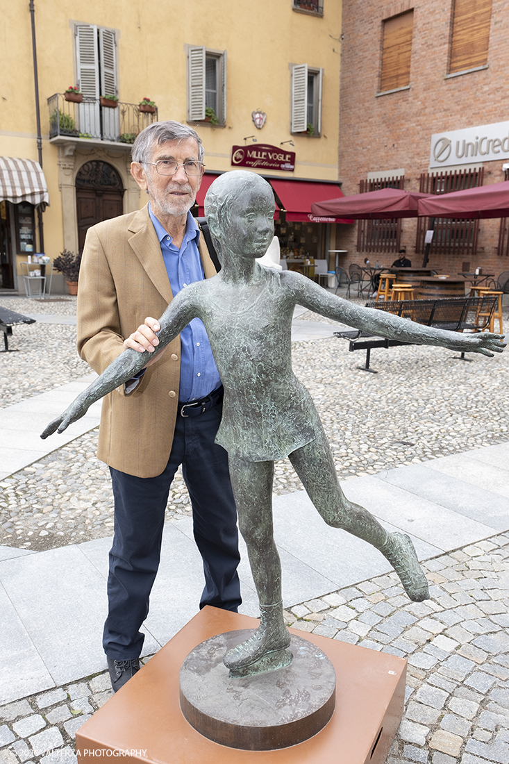 _DSF7580.jpg - 15/06/2020.  Cherasco. Anche in una cittadina come Cherasco l'Arte, la Cultura e la Storia sono una potente leva per riprendersi dal lockdown. Due mostre di scultori, un grande maestro come Sergio Unia e la brava emergente Lisena Aresu sono le leve della ripartenza del turismo a Cherasco che ha  un centro storico caratterizzato da notevoli monumenti e palazzi del passato. Nella foto il maestro Sergio Unia con una sua opera esposta nella piazzetta antistante il municipio.