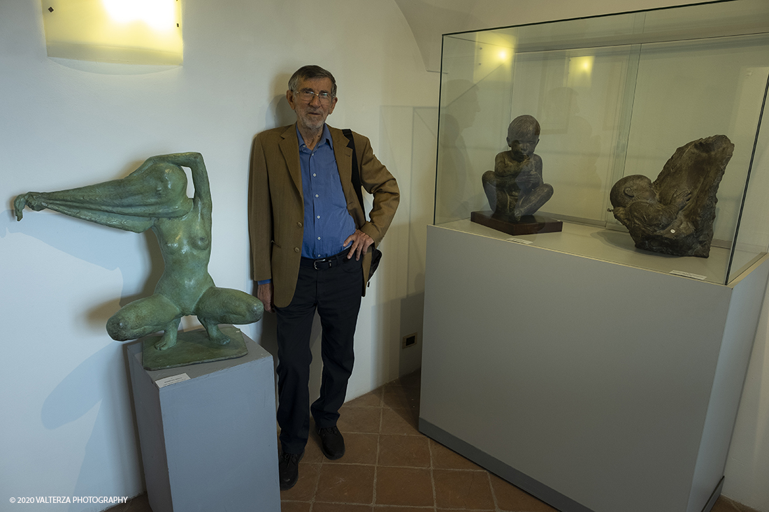 _DSF7760.jpg - 15/06/2020.  Cherasco. Anche in una cittadina come Cherasco l'Arte, la Cultura e la Storia sono una potente leva per riprendersi dal lockdown. Due mostre di scultori, un grande maestro come Sergio Unia e la brava emergente Lisena Aresu sono le leve della ripartenza del turismo a Cherasco che ha  un centro storico caratterizzato da notevoli monumenti e palazzi del passato. Nella foto Sergio Unia all' Interno di Palazzo Salmatoris con opere della sua mostra Ri-Cercare la Figura infinita.