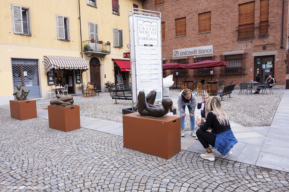 _DSF7814.jpg - 15/06/2020.  Cherasco. Anche in una cittadina come Cherasco l'Arte, la Cultura e la Storia sono una potente leva per riprendersi dal lockdown. Due mostre di scultori, un grande maestro come Sergio Unia e la brava emergente Lisena Aresu sono le leve della ripartenza del turismo a Cherasco che ha  un centro storico caratterizzato da notevoli monumenti e palazzi del passato. Nella foto Sculture del maestro Sergio Unia esposte nella piazza antistante il municipio.