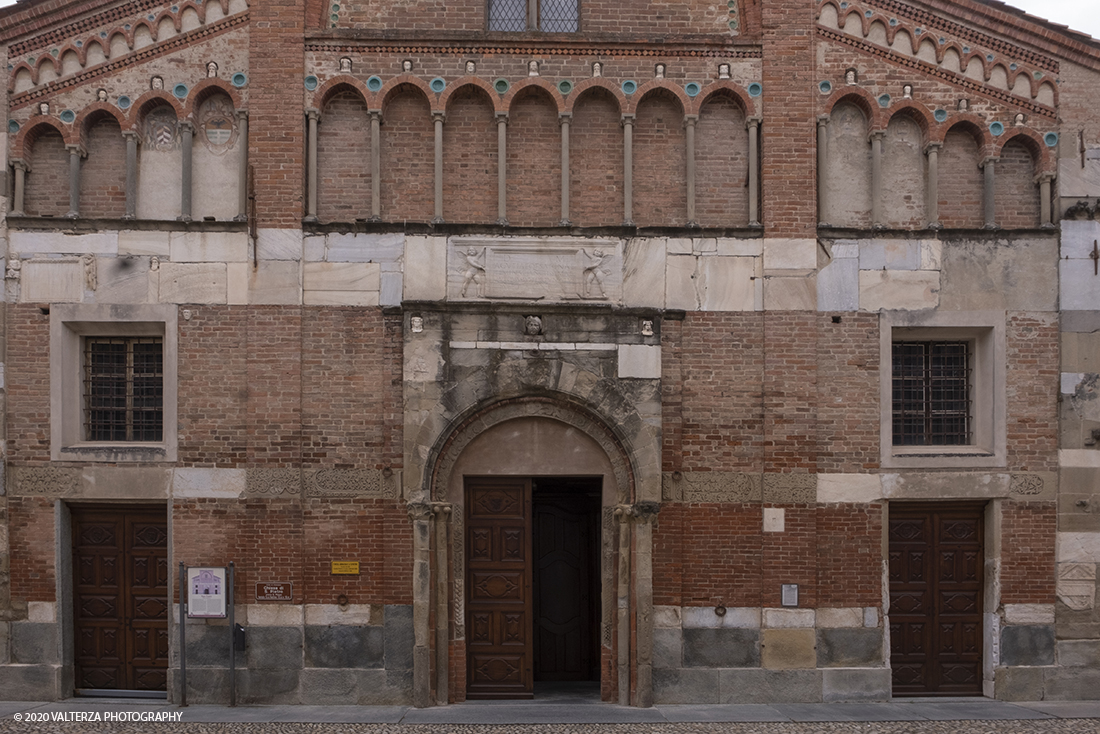 _DSF7855.jpg - 15/06/2020.  Cherasco. Anche in una cittadina come Cherasco l'Arte, la Cultura e la Storia sono una potente leva per riprendersi dal lockdown. Due mostre di scultori, un grande maestro come Sergio Unia e la brava emergente Lisena Aresu sono le leve della ripartenza del turismo a Cherasco che ha  un centro storico caratterizzato da notevoli monumenti e palazzi del passato. Nella foto Chiesa di San Pietro il monumento piÃ¹ antico della cittÃ  (sec.XIII)