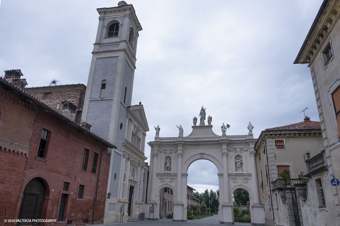 _DSF7874.jpg - 15/06/2020.  Cherasco. Anche in una cittadina come Cherasco l'Arte, la Cultura e la Storia sono una potente leva per riprendersi dal lockdown. Due mostre di scultori, un grande maestro come Sergio Unia e la brava emergente Lisena Aresu sono le leve della ripartenza del turismo a Cherasco che ha  un centro storico caratterizzato da notevoli monumenti e palazzi del passato. Nella foto piazza Nicola Vercellone con L' Arco di Belvedere o Arco Trionfale e la chiesa di S. Agostino.