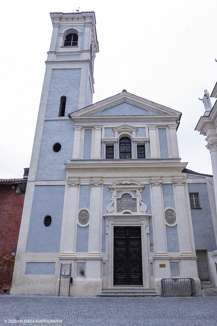 _DSF7876.jpg - 15/06/2020.  Cherasco. Anche in una cittadina come Cherasco l'Arte, la Cultura e la Storia sono una potente leva per riprendersi dal lockdown. Due mostre di scultori, un grande maestro come Sergio Unia e la brava emergente Lisena Aresu sono le leve della ripartenza del turismo a Cherasco che ha  un centro storico caratterizzato da notevoli monumenti e palazzi del passato. Nella foto la chiesa di S. Agostino costruita nel 1672 dal Boetto.