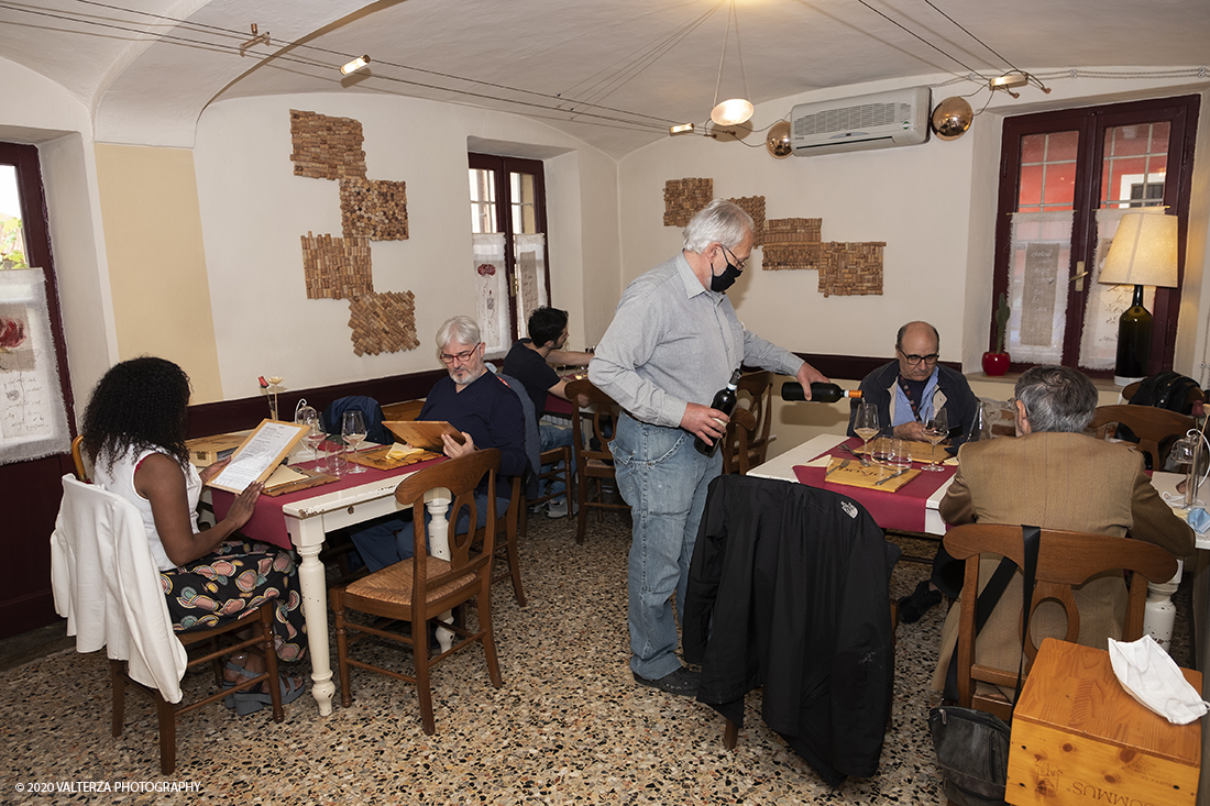 _DSF8016.jpg - 15/06/2020.  Cherasco. Anche in una cittadina come Cherasco l'Arte, la Cultura e la Storia sono una potente leva per riprendersi dal lockdown. Due mostre di scultori, un grande maestro come Sergio Unia e la brava emergente Lisena Aresu sono le leve della ripartenza del turismo a Cherasco che ha  un centro storico caratterizzato da notevoli monumenti e palazzi del passato. Nella foto momento di pausa con dell'ottimo cibo in uno dei tanti ristorantini di Cherasco.