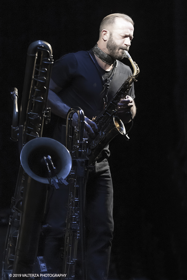 _G3I0730.jpg - 04/04/2019. Rivoli. Colin Stetson, considerato una leggenda vivente per il suo talento innovatore, Colin Stetson ha collaborato con decine di artisti tra cui Tom Waits, Arcade Fire, TV on the Radio, Feist, Bon Iver e The National. Nel 2008 ha pubblicato il suo primo album solista ed Ã¨ entrato immediatamente nella short-list dei finalisti per il Polaris Music Prize. Nella foto Colin Stetson al sax