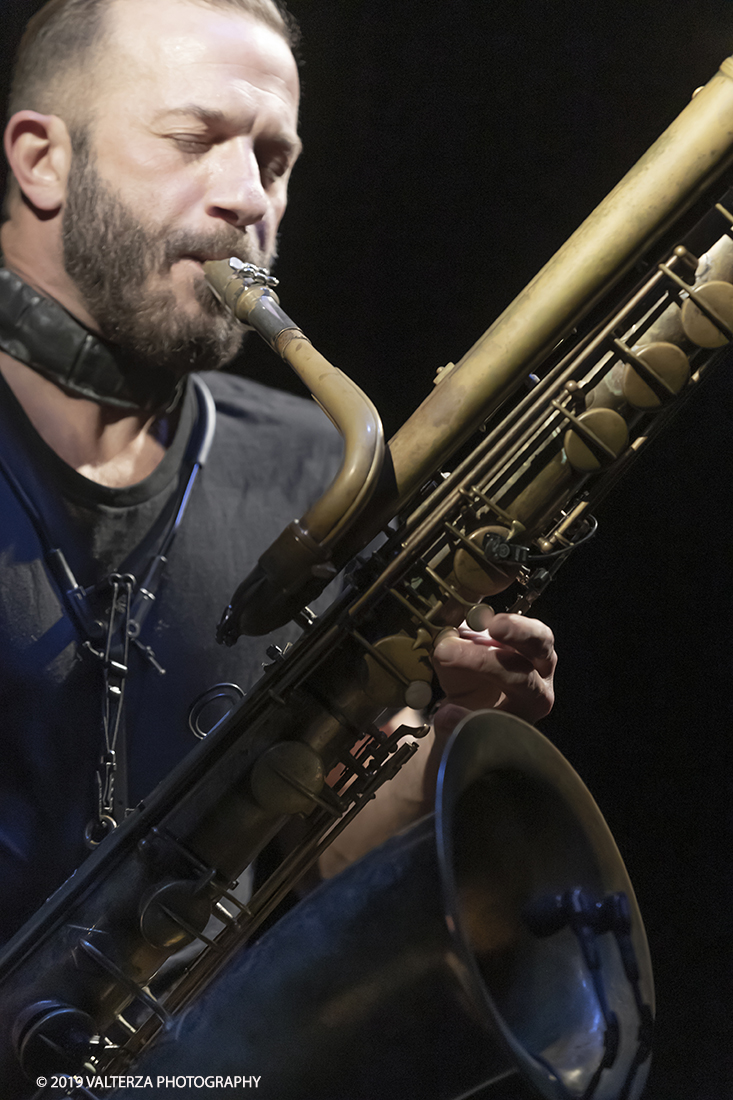 _G3I0815.jpg - 04/04/2019. Rivoli. Colin Stetson, considerato una leggenda vivente per il suo talento innovatore, Colin Stetson ha collaborato con decine di artisti tra cui Tom Waits, Arcade Fire, TV on the Radio, Feist, Bon Iver e The National. Nel 2008 ha pubblicato il suo primo album solista ed Ã¨ entrato immediatamente nella short-list dei finalisti per il Polaris Music Prize. Nella foto Colin Stetson al sax