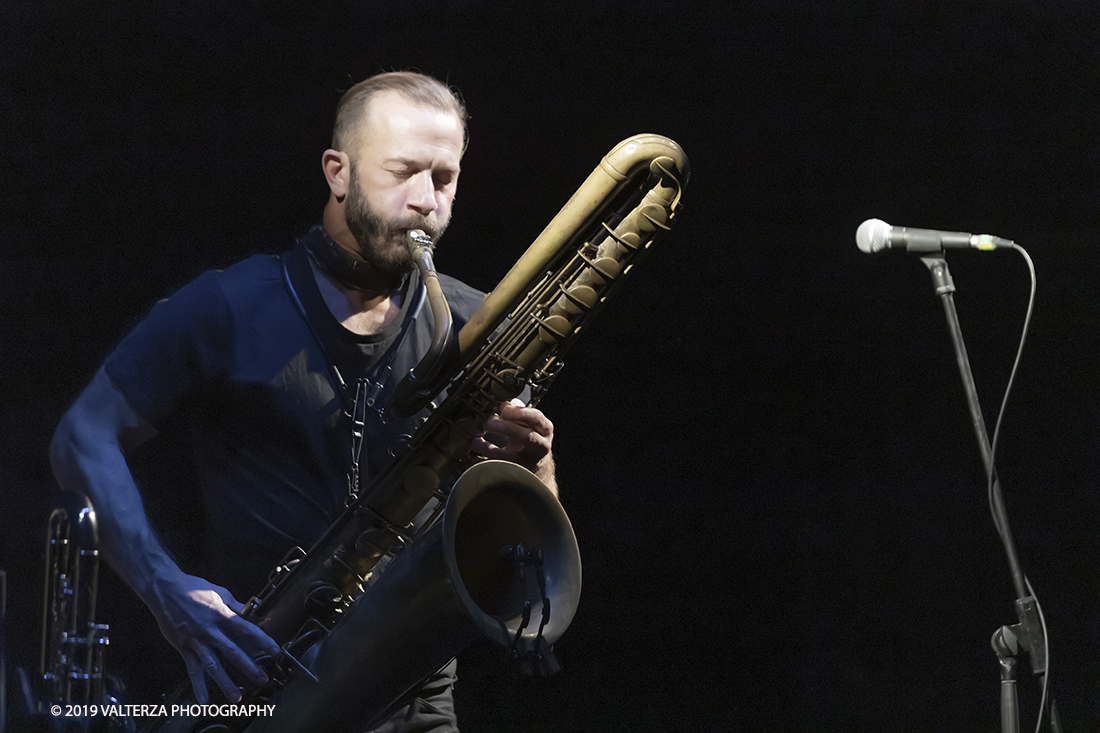 _G3I0824.jpg - 04/04/2019. Rivoli. Colin Stetson, considerato una leggenda vivente per il suo talento innovatore, Colin Stetson ha collaborato con decine di artisti tra cui Tom Waits, Arcade Fire, TV on the Radio, Feist, Bon Iver e The National. Nel 2008 ha pubblicato il suo primo album solista ed Ã¨ entrato immediatamente nella short-list dei finalisti per il Polaris Music Prize. Nella foto Colin Stetson al sax