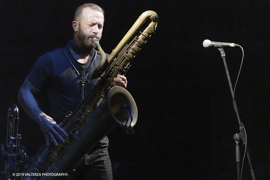 _G3I0839.jpg - 04/04/2019. Rivoli. Colin Stetson, considerato una leggenda vivente per il suo talento innovatore, Colin Stetson ha collaborato con decine di artisti tra cui Tom Waits, Arcade Fire, TV on the Radio, Feist, Bon Iver e The National. Nel 2008 ha pubblicato il suo primo album solista ed Ã¨ entrato immediatamente nella short-list dei finalisti per il Polaris Music Prize. Nella foto Colin Stetson al sax