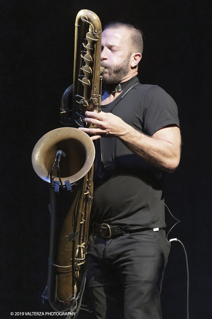 _G3I0867.jpg - 04/04/2019. Rivoli. Colin Stetson, considerato una leggenda vivente per il suo talento innovatore, Colin Stetson ha collaborato con decine di artisti tra cui Tom Waits, Arcade Fire, TV on the Radio, Feist, Bon Iver e The National. Nel 2008 ha pubblicato il suo primo album solista ed Ã¨ entrato immediatamente nella short-list dei finalisti per il Polaris Music Prize. Nella foto Colin Stetson al sax