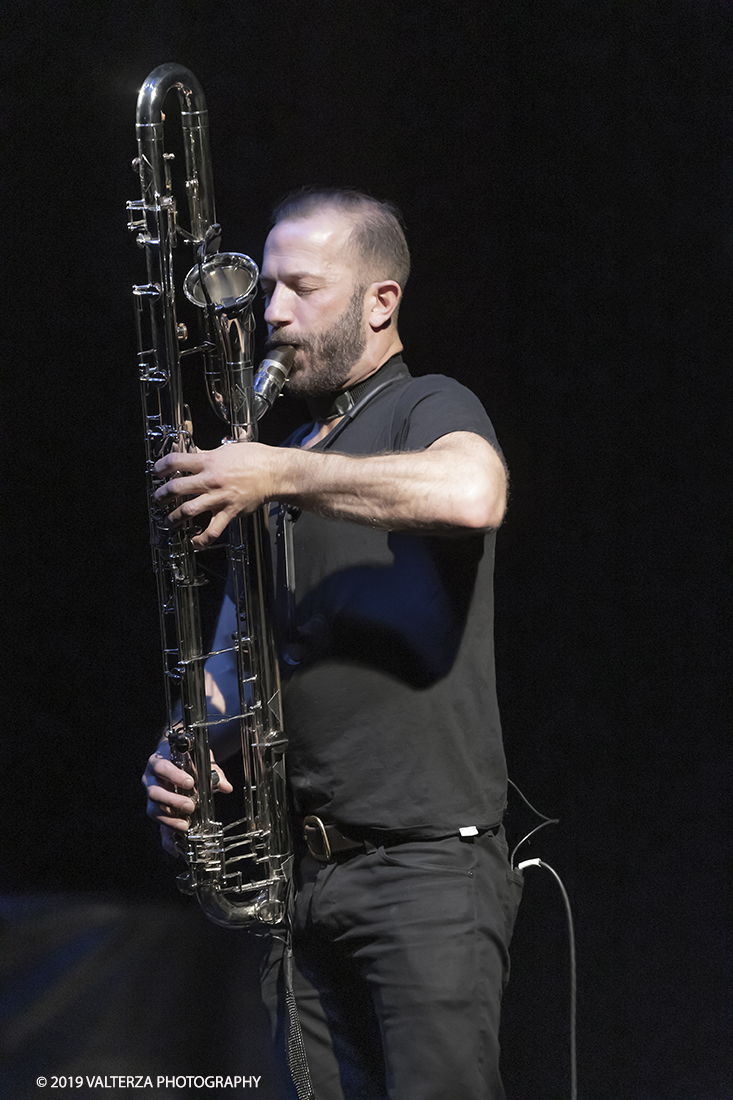 _G3I0881.jpg - 04/04/2019. Rivoli. Colin Stetson, considerato una leggenda vivente per il suo talento innovatore, Colin Stetson ha collaborato con decine di artisti tra cui Tom Waits, Arcade Fire, TV on the Radio, Feist, Bon Iver e The National. Nel 2008 ha pubblicato il suo primo album solista ed Ã¨ entrato immediatamente nella short-list dei finalisti per il Polaris Music Prize. Nella foto Colin Stetson al sax