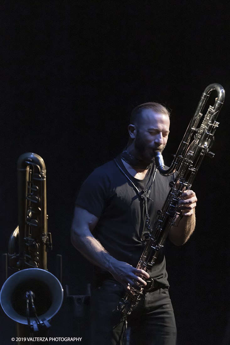 _G3I0978.jpg - 04/04/2019. Rivoli. Colin Stetson, considerato una leggenda vivente per il suo talento innovatore, Colin Stetson ha collaborato con decine di artisti tra cui Tom Waits, Arcade Fire, TV on the Radio, Feist, Bon Iver e The National. Nel 2008 ha pubblicato il suo primo album solista ed Ã¨ entrato immediatamente nella short-list dei finalisti per il Polaris Music Prize. Nella foto Colin Stetson al sax