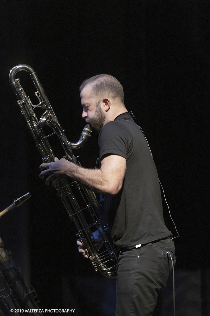 _G3I1008.jpg - 04/04/2019. Rivoli. Colin Stetson, considerato una leggenda vivente per il suo talento innovatore, Colin Stetson ha collaborato con decine di artisti tra cui Tom Waits, Arcade Fire, TV on the Radio, Feist, Bon Iver e The National. Nel 2008 ha pubblicato il suo primo album solista ed Ã¨ entrato immediatamente nella short-list dei finalisti per il Polaris Music Prize. Nella foto Colin Stetson al sax