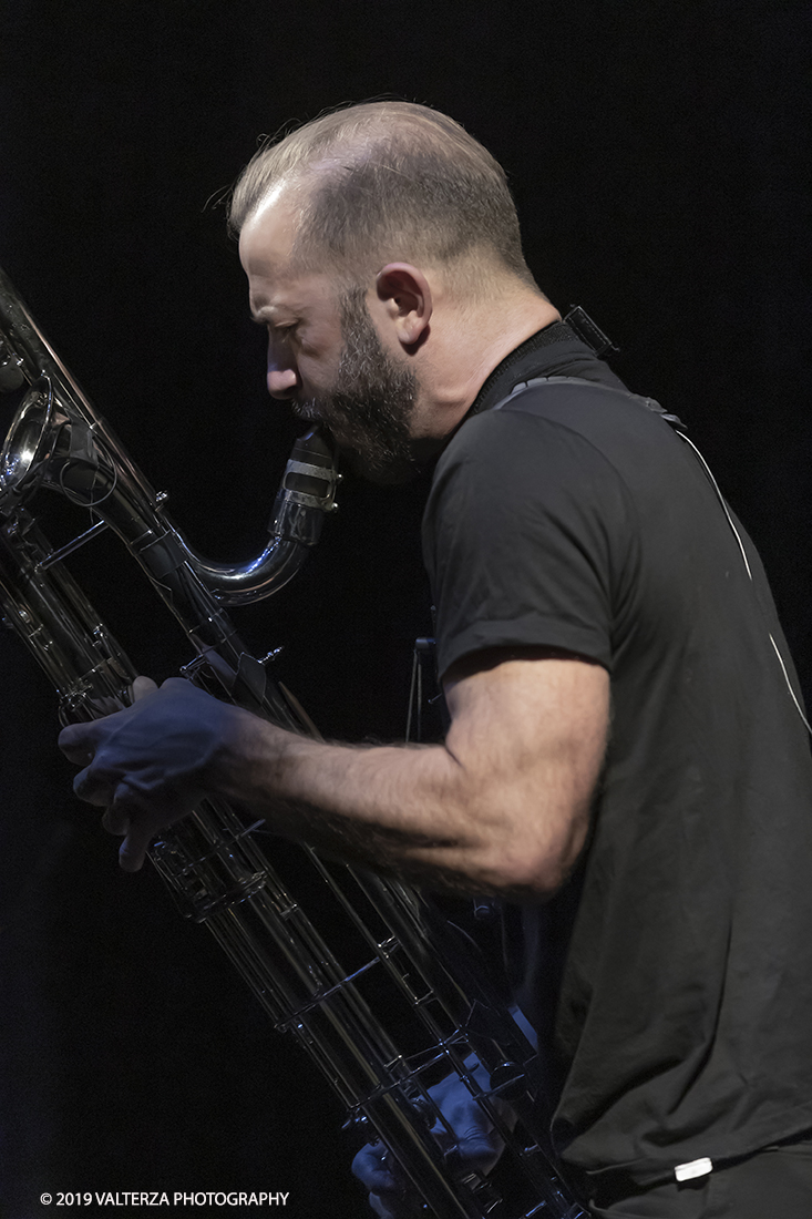 _G3I1025.jpg - 04/04/2019. Rivoli. Colin Stetson, considerato una leggenda vivente per il suo talento innovatore, Colin Stetson ha collaborato con decine di artisti tra cui Tom Waits, Arcade Fire, TV on the Radio, Feist, Bon Iver e The National. Nel 2008 ha pubblicato il suo primo album solista ed Ã¨ entrato immediatamente nella short-list dei finalisti per il Polaris Music Prize. Nella foto Colin Stetson al sax