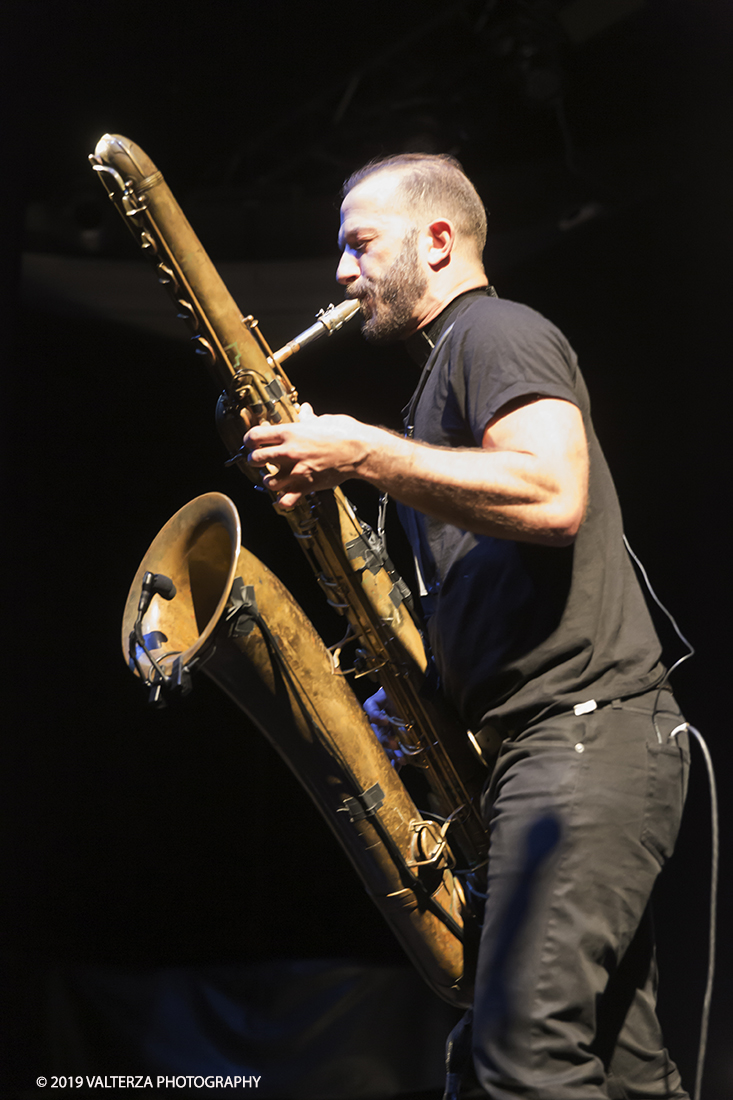 _X9B7027.jpg - 04/04/2019. Rivoli. Colin Stetson, considerato una leggenda vivente per il suo talento innovatore, Colin Stetson ha collaborato con decine di artisti tra cui Tom Waits, Arcade Fire, TV on the Radio, Feist, Bon Iver e The National. Nel 2008 ha pubblicato il suo primo album solista ed Ã¨ entrato immediatamente nella short-list dei finalisti per il Polaris Music Prize. Nella foto Colin Stetson al sax