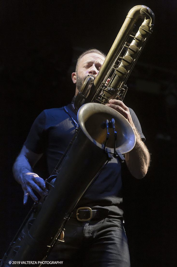 _X9B7059.jpg - 04/04/2019. Rivoli. Colin Stetson, considerato una leggenda vivente per il suo talento innovatore, Colin Stetson ha collaborato con decine di artisti tra cui Tom Waits, Arcade Fire, TV on the Radio, Feist, Bon Iver e The National. Nel 2008 ha pubblicato il suo primo album solista ed Ã¨ entrato immediatamente nella short-list dei finalisti per il Polaris Music Prize. Nella foto Colin Stetson al sax