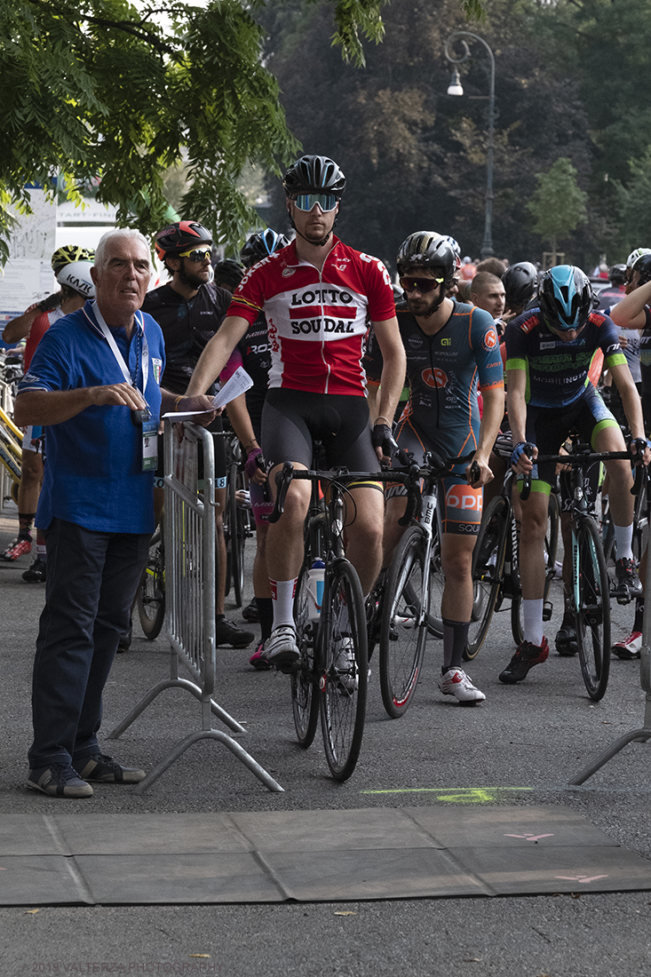 _DSF1728.jpg - 26-07-2019. Torino, cicling,prova a cronometro al Parco del Valentino. Nella foto conto alla rovescia per la partenza dei concorrenti a 30 sec. l'uno dalla'altro.