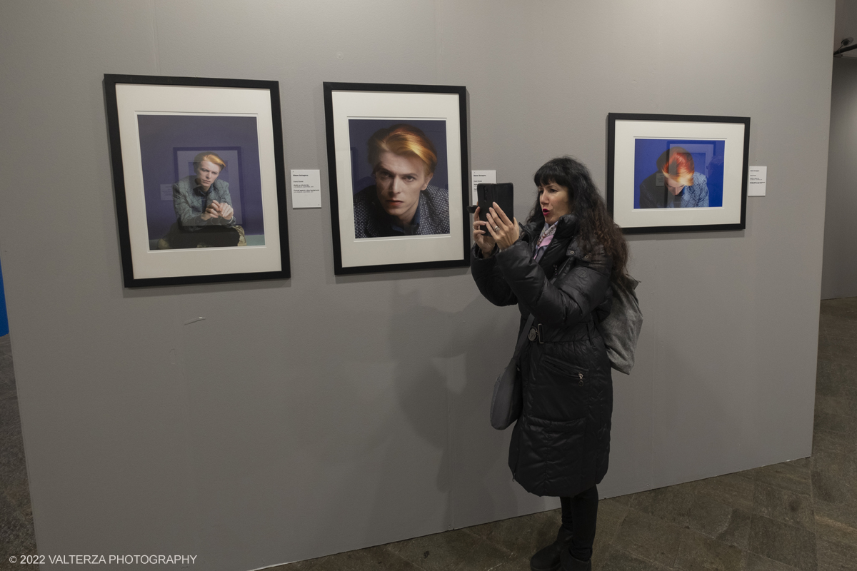 _DSF0004.jpg - 01/12/2022. Torino. David Bowie a metÃ  degli anni settanta  riesce ad imporsi nel mercato piÃ¹ ampio e difficile da conquistare di sempre: gli Stati Uniti. In tutte le fasi dellâ€™avventura americana di Bowie Ã¨ presente, nei momenti salenti e cruciali, Steve Schapiro, che sarÃ  fotografo di scena di â€œLâ€™Uomo che Cadde Sulla Terraâ€�. Tutte  le immagini esposte sono di Steve Schapiro. Nella foto in visita alla mostra