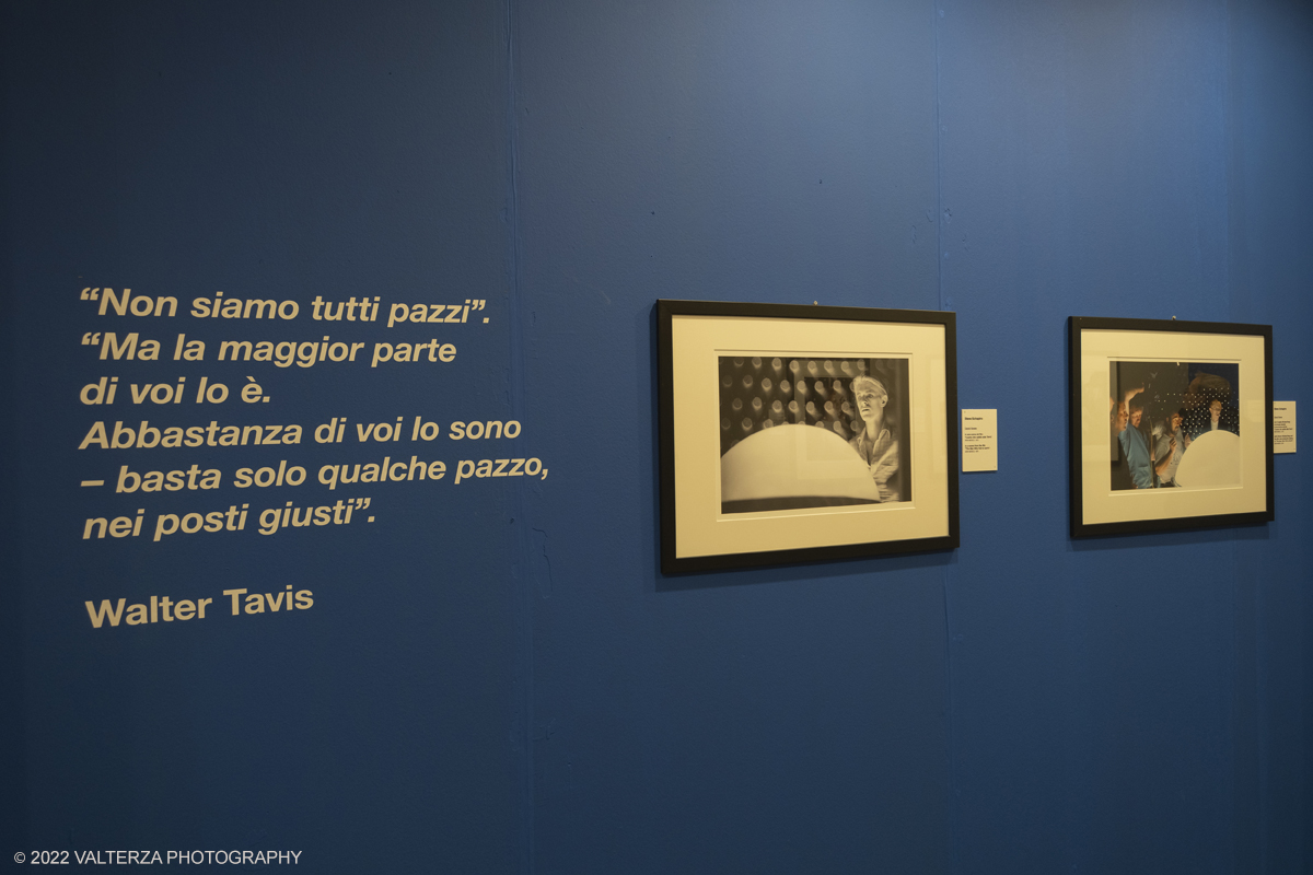 _DSF0071.jpg - 01/12/2022. Torino. David Bowie a metÃ  degli anni settanta  riesce ad imporsi nel mercato piÃ¹ ampio e difficile da conquistare di sempre: gli Stati Uniti. In tutte le fasi dellâ€™avventura americana di Bowie Ã¨ presente, nei momenti salenti e cruciali, Steve Schapiro, che sarÃ  fotografo di scena di â€œLâ€™Uomo che Cadde Sulla Terraâ€�. Tutte  le immagini esposte sono di Steve Schapiro. Nella foto parte dell'allestimento della mostra