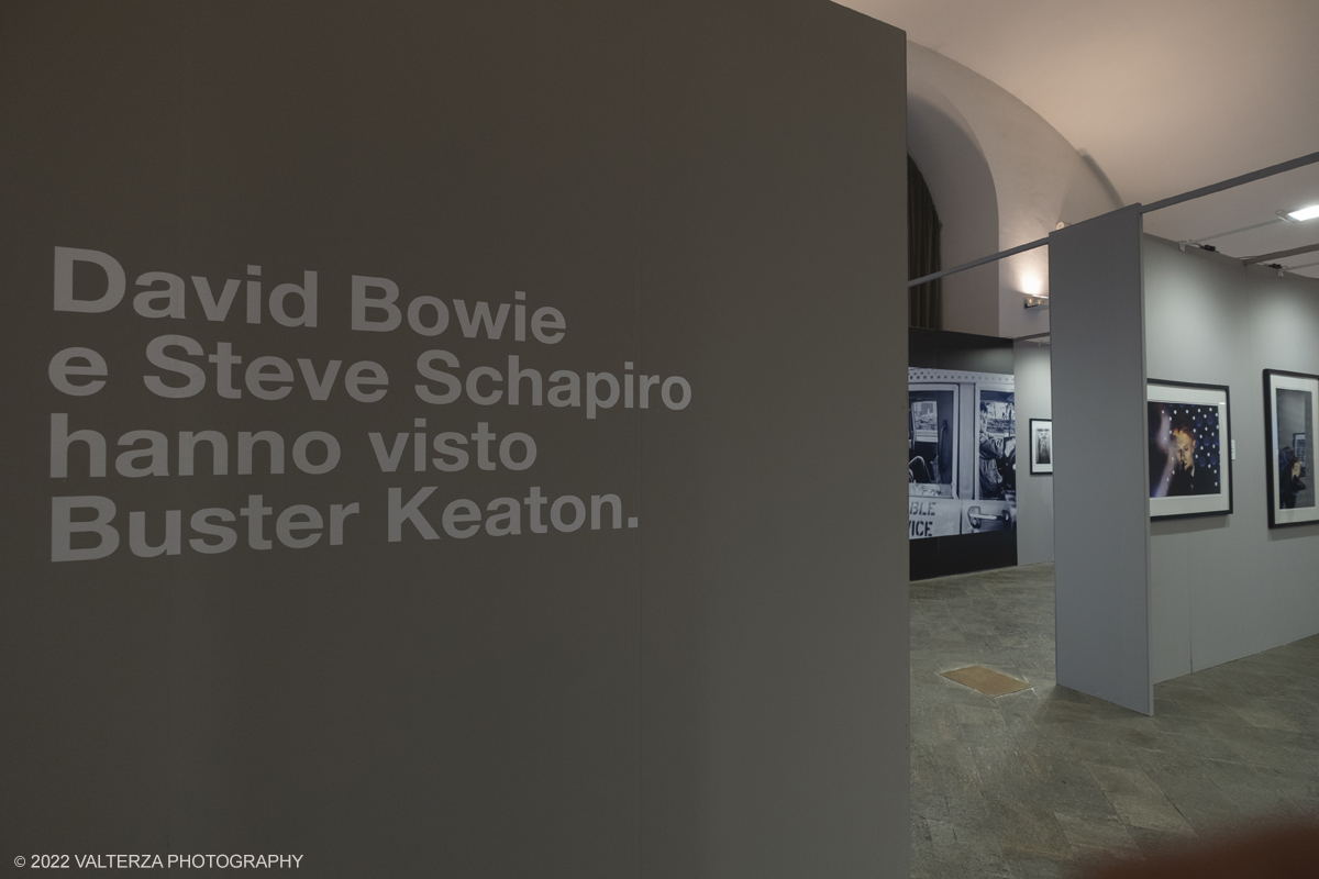 _DSF0083.jpg - 01/12/2022. Torino. David Bowie a metÃ  degli anni settanta  riesce ad imporsi nel mercato piÃ¹ ampio e difficile da conquistare di sempre: gli Stati Uniti. In tutte le fasi dellâ€™avventura americana di Bowie Ã¨ presente, nei momenti salenti e cruciali, Steve Schapiro, che sarÃ  fotografo di scena di â€œLâ€™Uomo che Cadde Sulla Terraâ€�. Tutte  le immagini esposte sono di Steve Schapiro. Nella foto parte dell'allestimento della mostra