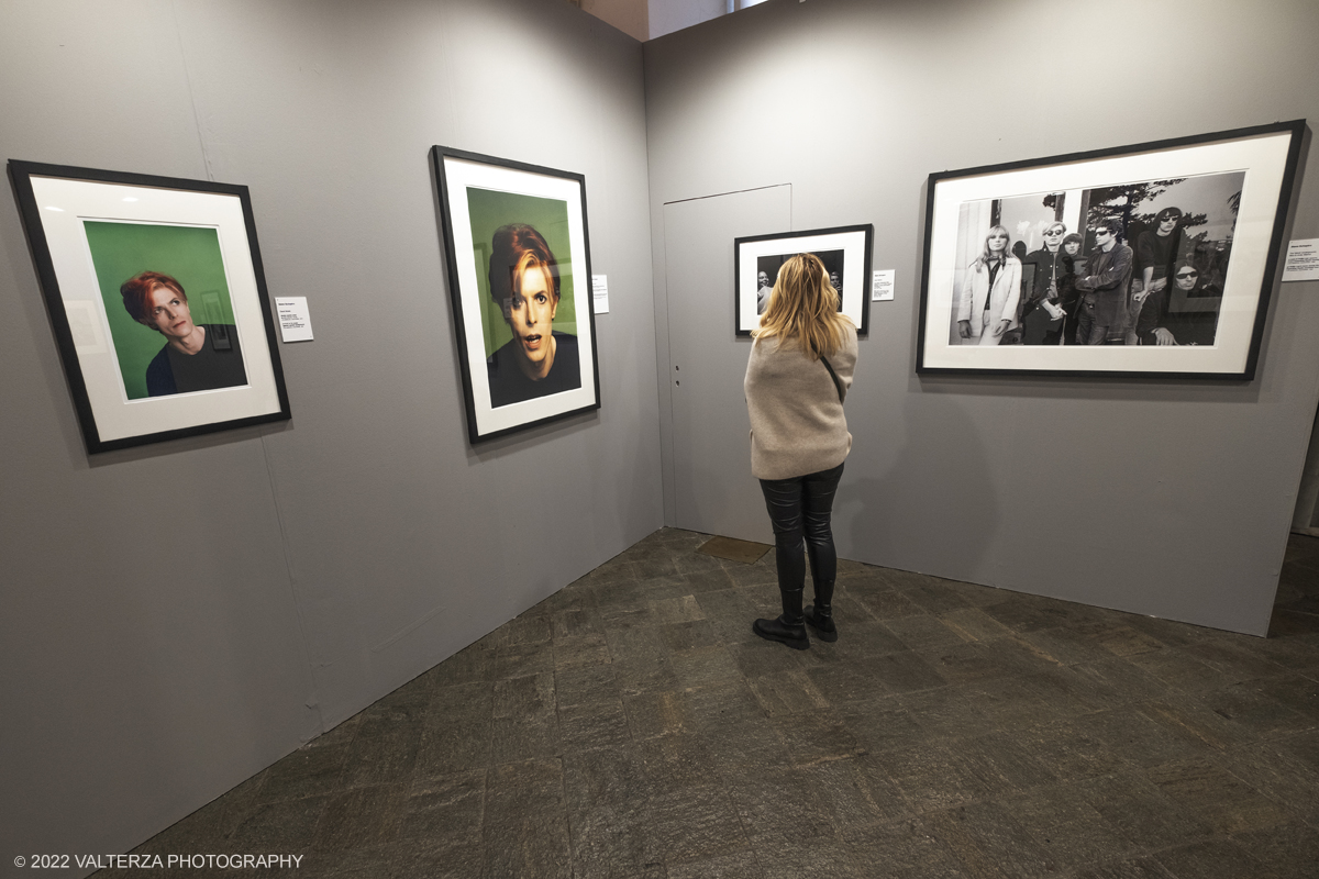 _DSF0197.jpg - 01/12/2022. Torino. David Bowie a metÃ  degli anni settanta  riesce ad imporsi nel mercato piÃ¹ ampio e difficile da conquistare di sempre: gli Stati Uniti. In tutte le fasi dellâ€™avventura americana di Bowie Ã¨ presente, nei momenti salenti e cruciali, Steve Schapiro, che sarÃ  fotografo di scena di â€œLâ€™Uomo che Cadde Sulla Terraâ€�. Tutte  le immagini esposte sono di Steve Schapiro. Nella foto in visita alla mostra