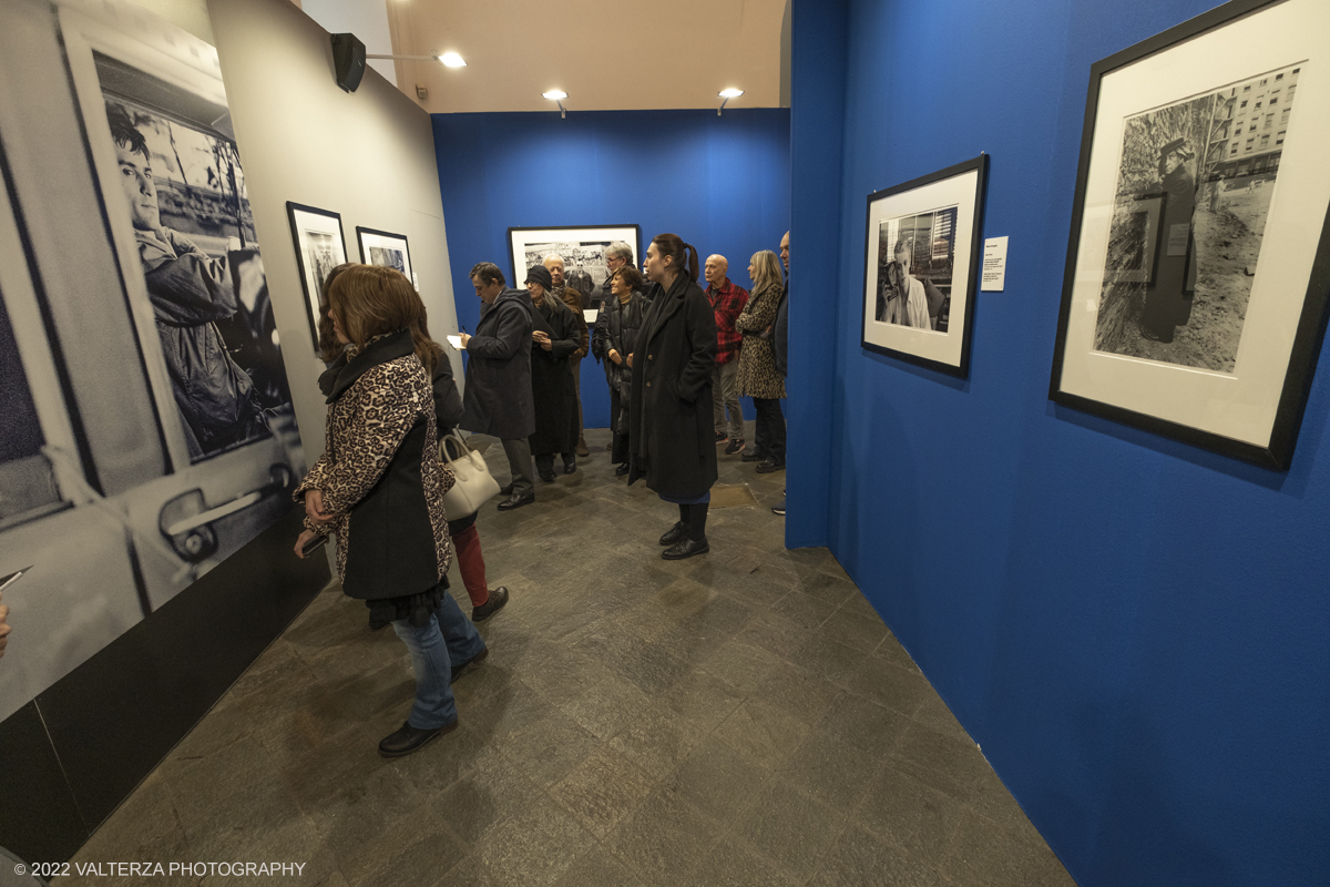 _DSF0201.jpg - 01/12/2022. Torino. David Bowie a metÃ  degli anni settanta  riesce ad imporsi nel mercato piÃ¹ ampio e difficile da conquistare di sempre: gli Stati Uniti. In tutte le fasi dellâ€™avventura americana di Bowie Ã¨ presente, nei momenti salenti e cruciali, Steve Schapiro, che sarÃ  fotografo di scena di â€œLâ€™Uomo che Cadde Sulla Terraâ€�. Tutte  le immagini esposte sono di Steve Schapiro. Nella foto visita guidata alla mostra dalla curatrice di ONO Arte