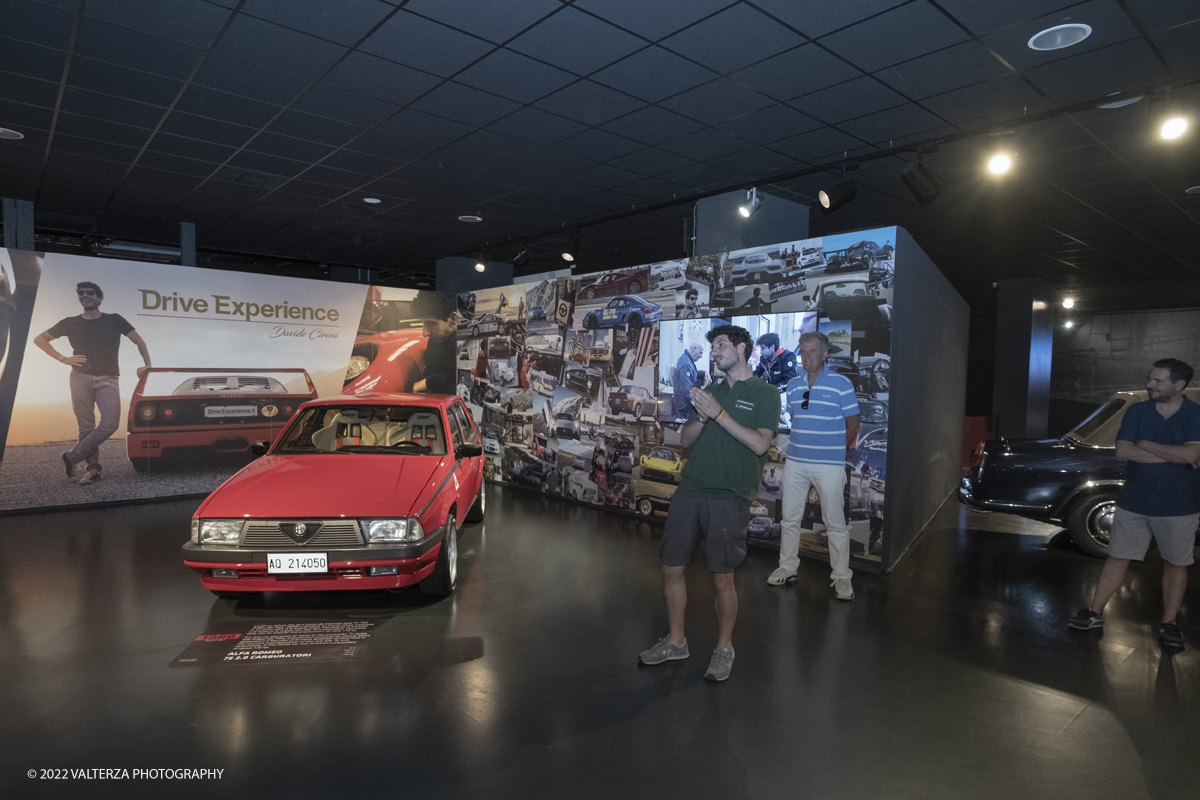 _DSF0673.jpg - 16/07/2022. Torino. Fondatore della â€œDrive Experience Academyâ€� e ideatore di seguitissimi format social come â€œDal pollaio alla pistaâ€� e â€œLe Regineâ€�, Davide Cironi racconta la sua vita tra le auto e i motori nel corner â€œDriveExperienceâ€� al MAUTO, dove a rotazione saranno esposte le vetture protagoniste delle sue appassionanti storie- Nella foto Davide Cironi raccconta della sua esperienza con lâ€™Alfa Romeo 75