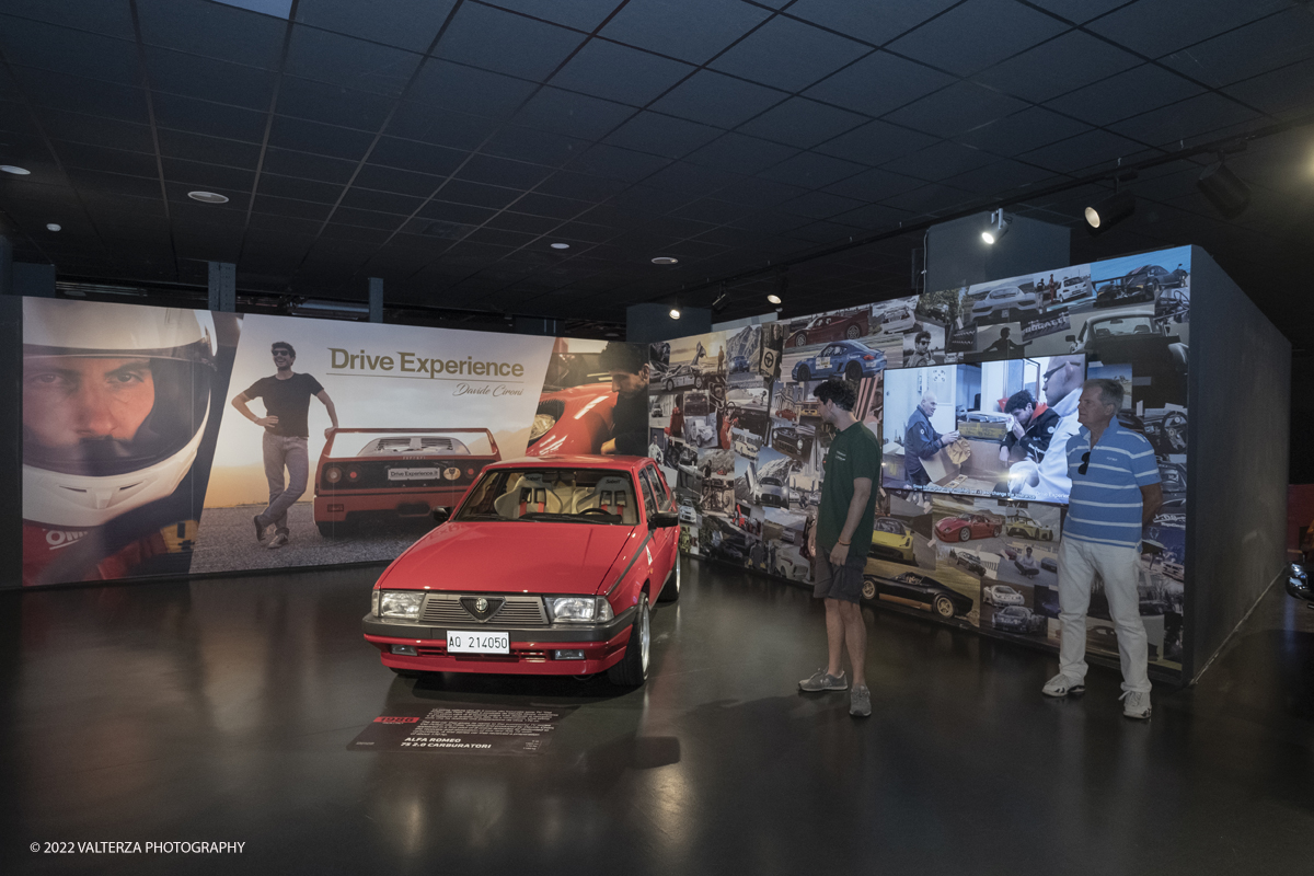 _DSF0679.jpg - 16/07/2022. Torino. Fondatore della â€œDrive Experience Academyâ€� e ideatore di seguitissimi format social come â€œDal pollaio alla pistaâ€� e â€œLe Regineâ€�, Davide Cironi racconta la sua vita tra le auto e i motori nel corner â€œDriveExperienceâ€� al MAUTO, dove a rotazione saranno esposte le vetture protagoniste delle sue appassionanti storie- Nella foto Davide Cironi raccconta della sua esperienza con lâ€™Alfa Romeo 75