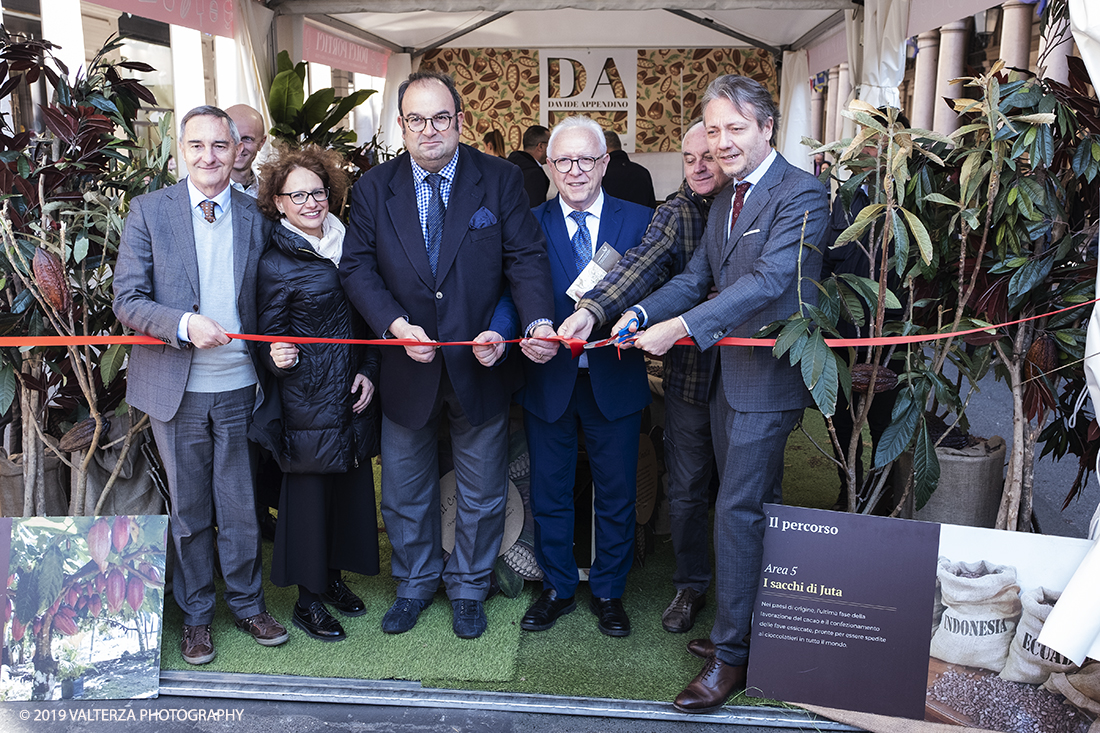 _DSF9209.jpg - 22/03/2019.TORINO. Giornata inaugurale dell secoda edizione dei DOLCI PORTICI. Nella foto  il momento del taglio del nastro da parte di Alberto Sacco, assessore Commercio, Turismo e Lavoro con Guido Bolatto segretario della Camera di Commercio di Torino  e Nino Scivoletto direttore generale del cioccolato di Modica.