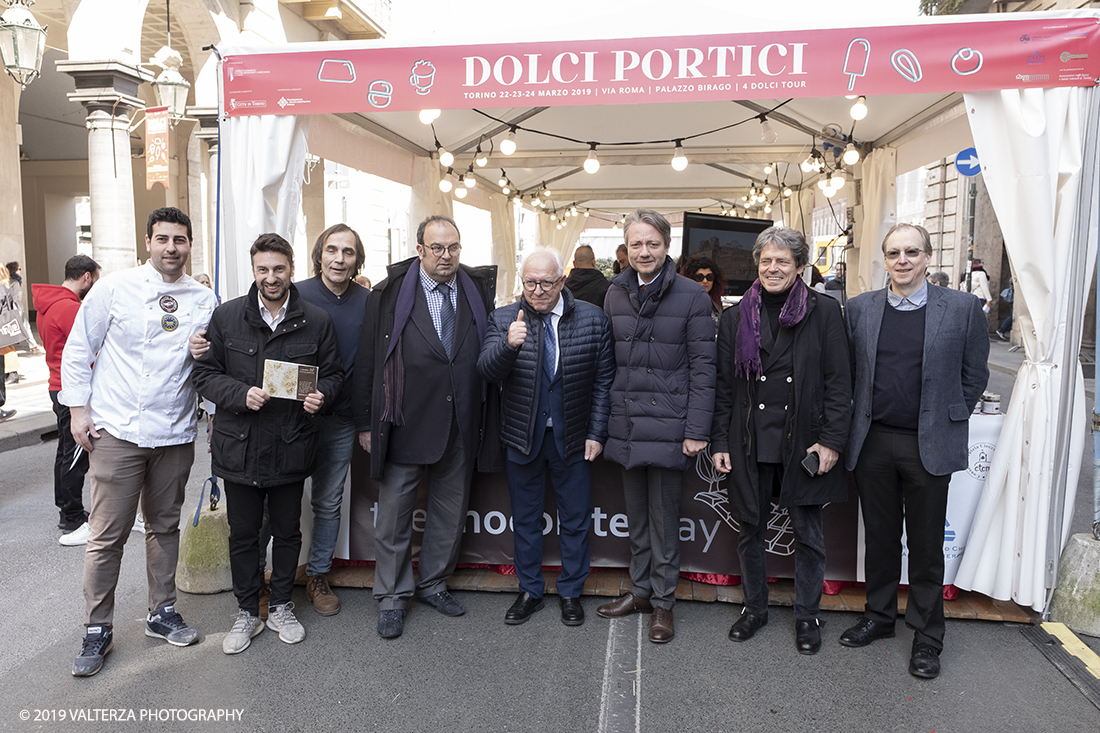 _DSF9494.jpg - 22/03/2019.TORINO. Giornata inaugurale dell secoda edizione dei DOLCI PORTICI. Nella foto  da al centro Guido Bolatto segretario della camera di commercio di Torino, Nino Scivoletto Direttore Generale del consorzio tutela del cioccolato di Modica e Alberto Sacco, assessore Commercio, Turismo e Lavoro nella foto di gruppo con i produttori del cioccolato di Modica.