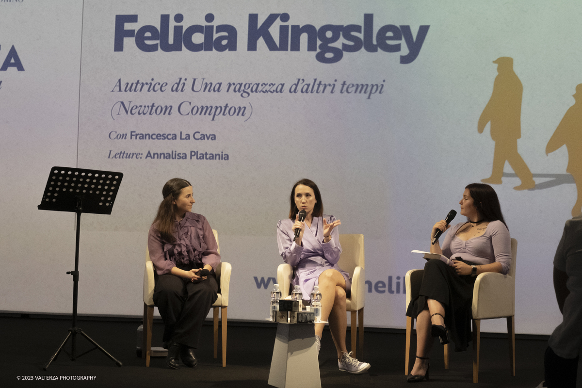 _DSF9500.jpg - 07/10/2023.Torino. Felicia Kingsley, pseudonimo di Serena Artioli, autrice di nove romanzi bestseller, a Portici di Carta con il fresco successo Una ragazza dâ€™altri tempi (Newton Compton) in dialogo con la booktoker Francesca La Cava e con letture a cura della doppiatrice Annalisa Platania. Nella foto Felicia Kingsley Annalisa Platania e Francesca La Cava