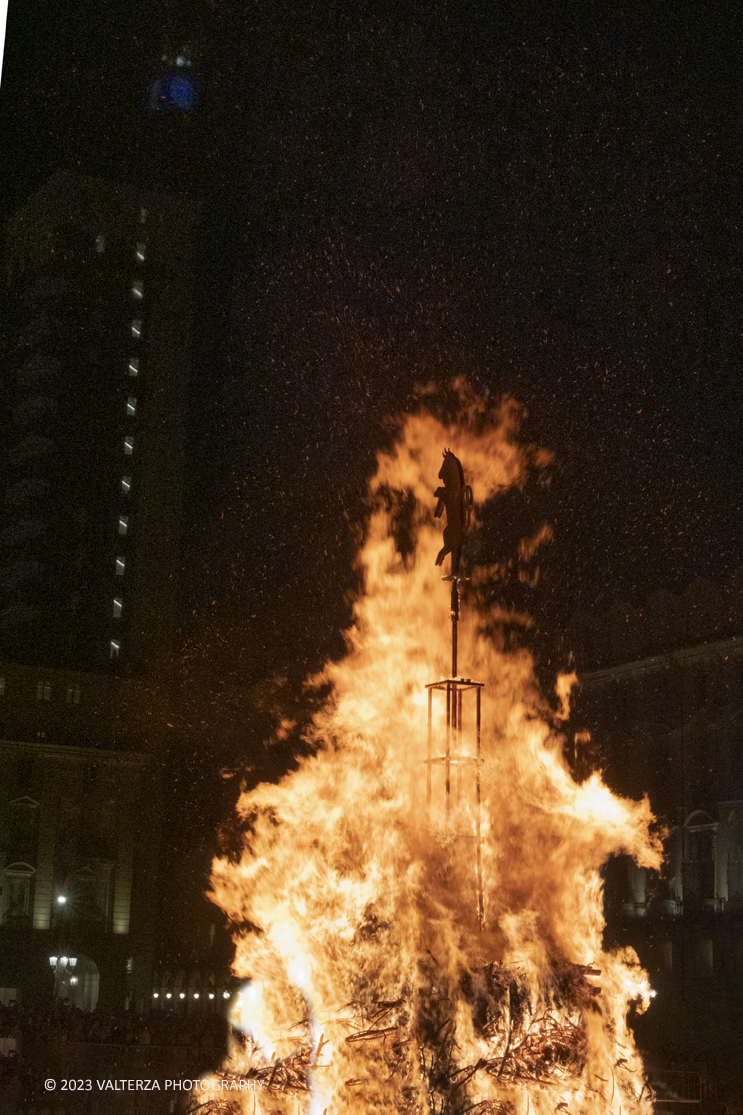 _DSF6266.jpg - 23/06/2023. Torino.Ogni anno, durante la sera del 23 giugno, precedente il giorno dedicato a San Giovanni Battista, patrono della cittÃ  di Torino, con il raduno dei cittadini viene acceso un falÃ² in Piazza Castello.