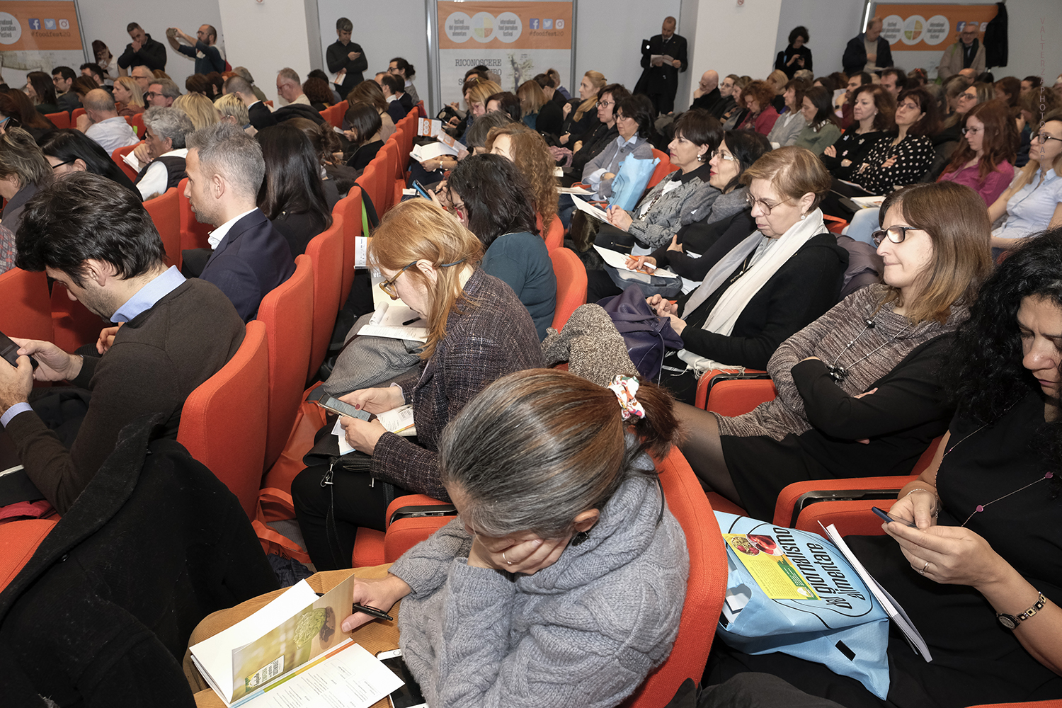 _DSF6157.jpg - 20/02/2020. Lingotto Fiere, Torino.  grazie alla presenza di esperti di settore, di alimentaristi, di aziende, di Associazioni, di semplici cittadini interessati e, soprattutto, di giornalisti, blogger e comunicatori. Nella foto una delle sale del convegno affollata di rappresentanri della stampa per l'inaugurazione.