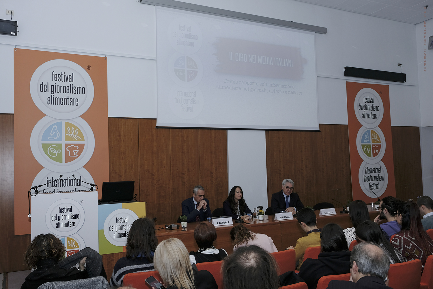 _DSF6289.jpg - 20/02/2020. Lingotto Fiere, Torino.  grazie alla presenza di esperti di settore, di alimentaristi, di aziende, di Associazioni, di semplici cittadini interessati e, soprattutto, di giornalisti, blogger e comunicatori. Nella foto la sala Madrid sede del convegno Il cibo nei Media Italiani uno studio sviluppato dalla organizzazione del festival.