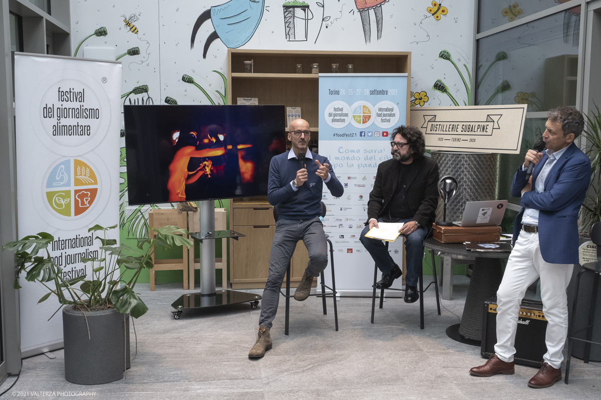 _DSF7767.jpg - 25/09/2021.Torino. Si Ã¨ svolta l'anteprima in presenza del Festival del Giornalismo Alimentare 2021 con â€œSostenibili dalla colazione allâ€™aperitivo". Nella foto Guido Castagna, maestro cioccolatiere di Torino ha illustrato il Progetto che vuole  il giandujotto, al rango di un prodotto garantito e tutelato IGP.