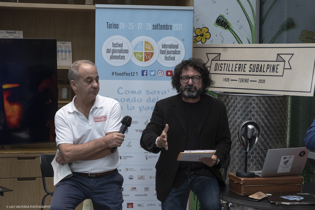 _DSF7824.jpg - 25/09/2021.Torino. Si Ã¨ svolta l'anteprima in presenza del Festival del Giornalismo Alimentare 2021 con â€œSostenibili dalla colazione allâ€™aperitivo". Nella foto Luciano Guidotti, intervistatoda  Marco Fedele e Massimiliano Borgia illustra  i formaggi in degustazione dei casari della provincia di Torino (tometta 100% di capra, toma della val Chiusella, Plaisentif il formaggio delle viole)