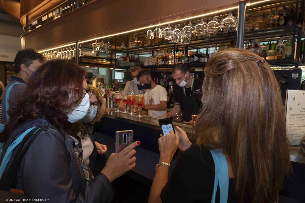 _DSF8301.jpg - 25/09/2021.Torino. Si Ã¨ svolta l'anteprima in presenza del Festival del Giornalismo Alimentare 2021 con â€œSostenibili dalla colazione allâ€™aperitivo". Nella foto  la preparazione degli spritz piemontesi creati ad hoc da Affini