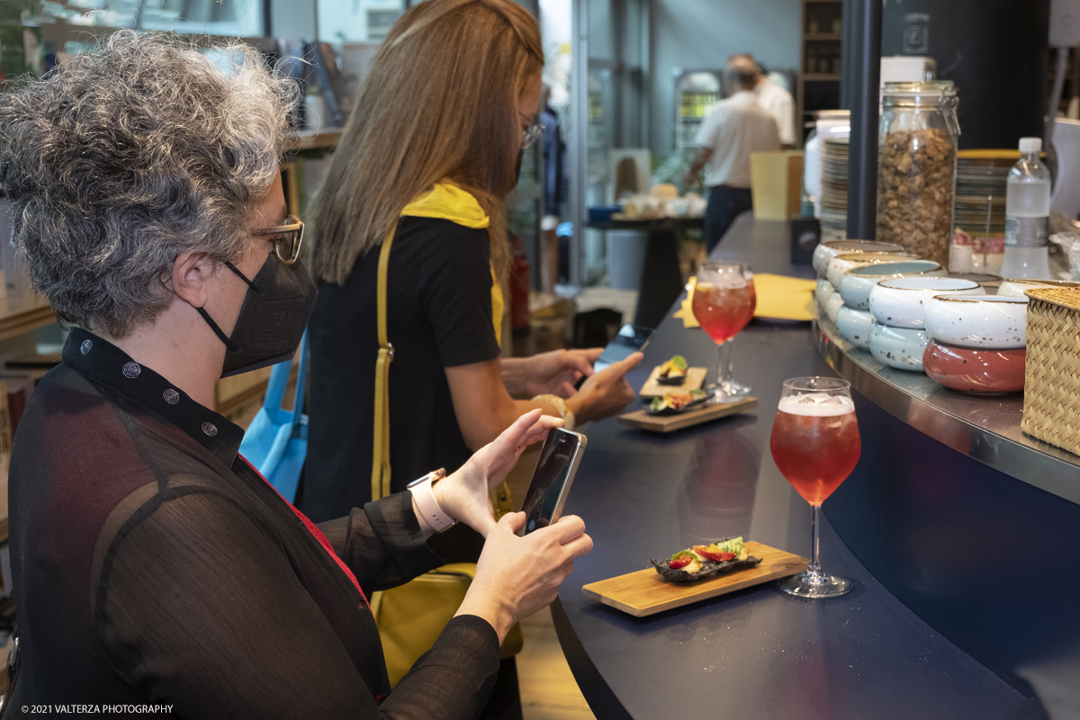 _DSF8346.jpg - 25/09/2021.Torino. Si Ã¨ svolta l'anteprima in presenza del Festival del Giornalismo Alimentare 2021 con â€œSostenibili dalla colazione allâ€™aperitivo". Nella foto si immortalano gli aperritivi prima di degustarli