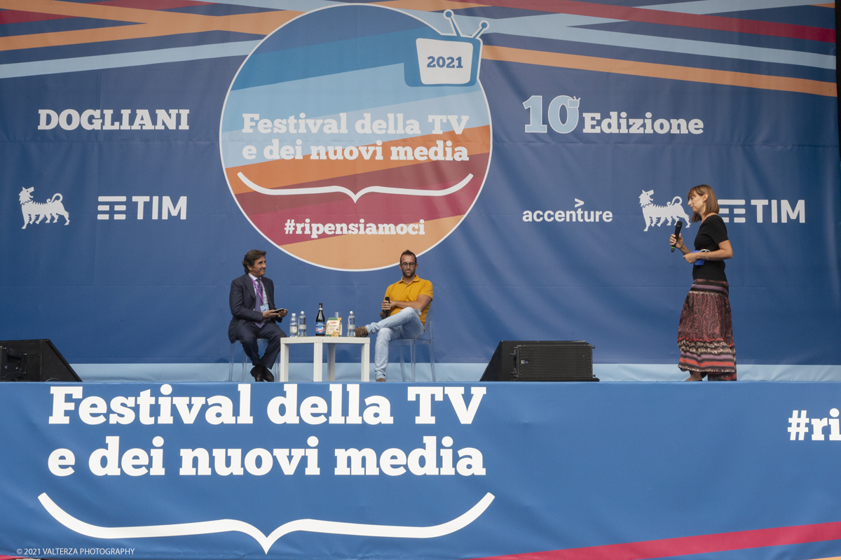 _X9B9292.jpg - 3/08/2021. Dogliani (Cuneo). Dal 3 al 5 Settembre torna a Dogliani (CN) il Festival della TV e dei Nuovi Media. Un festival in cui parlare e discutere la televisione di oggi e quella del futuro, uno spazio di incontro, dibattito ed approfondimento sui grandi temi della comunicazione e dei media digitali presenti i grandi protagonisti della comunicazione e dell'intrattenimento. Nella foto Un dialogo sull'edittoria. Urbano Cairo , editore del Corriere della Sera e de La 7, dialoga con Claudio Cerasa, Direttore de il Foglio