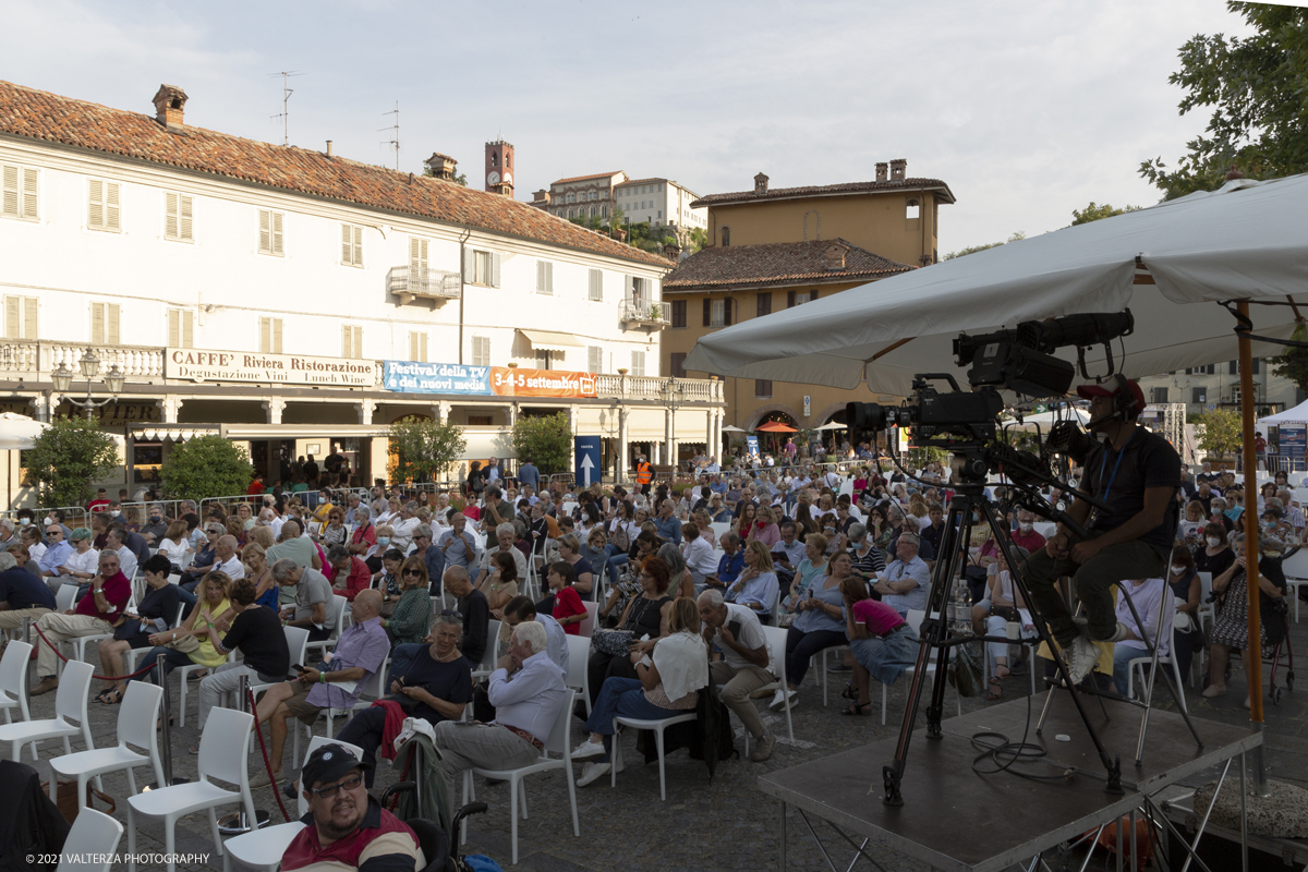 _X9B9545.jpg - 3/08/2021. Dogliani (Cuneo). Dal 3 al 5 Settembre torna a Dogliani (CN) il Festival della TV e dei Nuovi Media. Un festival in cui parlare e discutere la televisione di oggi e quella del futuro, uno spazio di incontro, dibattito ed approfondimento sui grandi temi della comunicazione e dei media digitali presenti i grandi protagonisti della comunicazione e dell'intrattenimento. Nella foto il pubblico in Piazza Umberto I