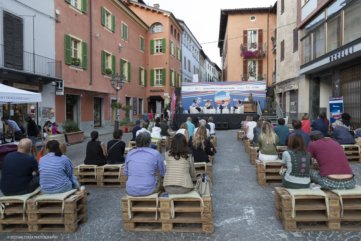 _X9B9814.jpg - 3/08/2021. Dogliani (Cuneo). Dal 3 al 5 Settembre torna a Dogliani (CN) il Festival della TV e dei Nuovi Media. Un festival in cui parlare e discutere la televisione di oggi e quella del futuro, uno spazio di incontro, dibattito ed approfondimento sui grandi temi della comunicazione e dei media digitali presenti i grandi protagonisti della comunicazione e dell'intrattenimento. Nella foto Il cibo come strumeentto di viaggio con Lorenzo Bigiarelli, Luca Iaccarino, Teo Musso, Elisabetta Pagani in piazza Carlo Alberto