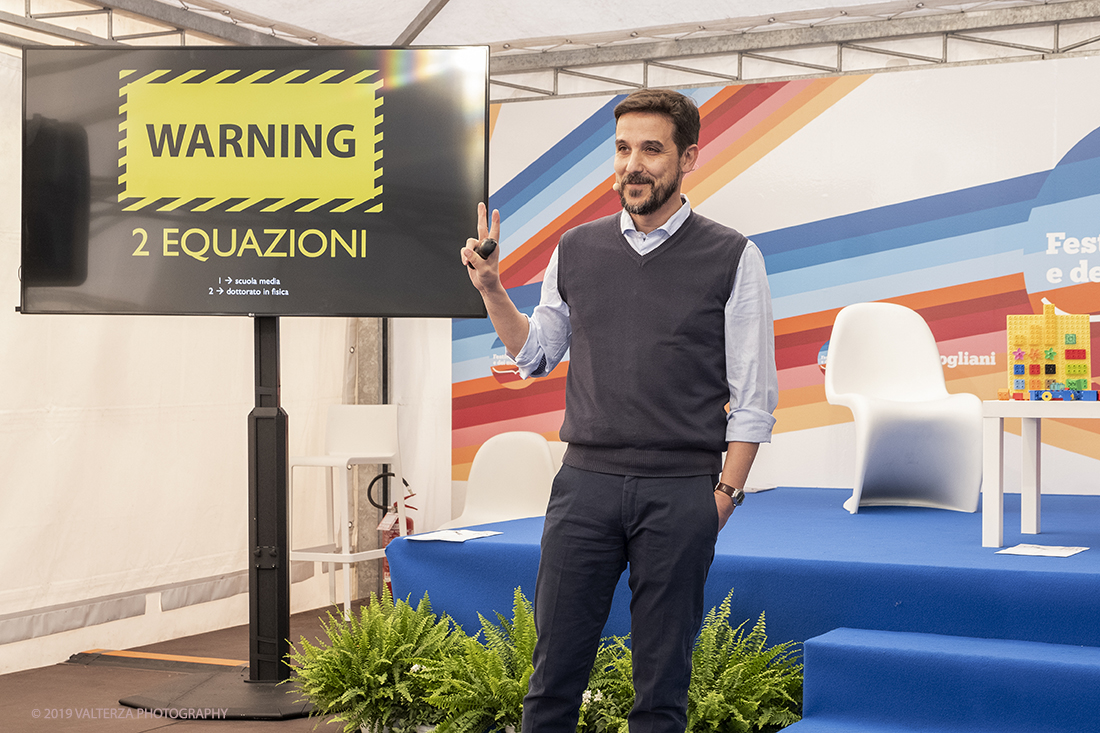 DSCF5346.jpg - 04/05/2019. Dogliani 2-5Maggio. Festival della TV avente come tema#percezioni, 4 giorni di dialoghi, confronti sguardi verso il mondo di domani. Nella foto partecipanti all'incontro " La fisica nel quotidiano", Marco Delmastro fisico delle particelle.