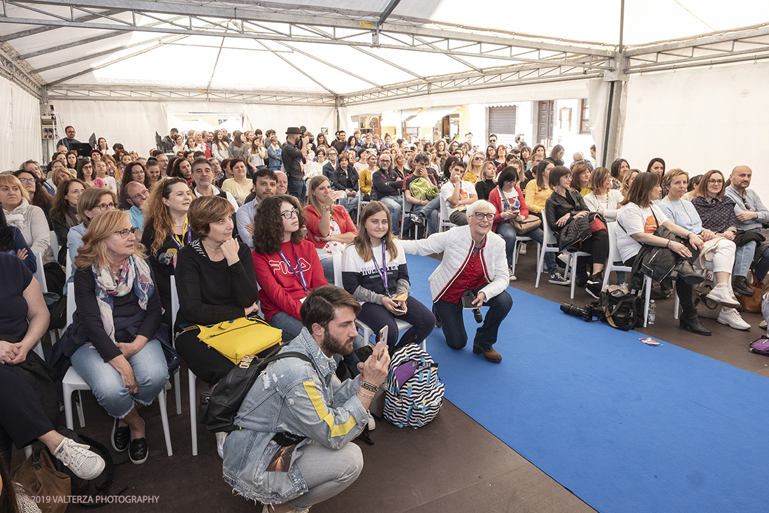 DSCF5449.jpg - 04/05/2019. Dogliani 2-5Maggio. Festival della TV avente come tema#percezioni, 4 giorni di dialoghi, confronti sguardi verso il mondo di domani. Nella foto  il pubblico che assoiste all'evento "Real Time, La TV delle meraviglie.