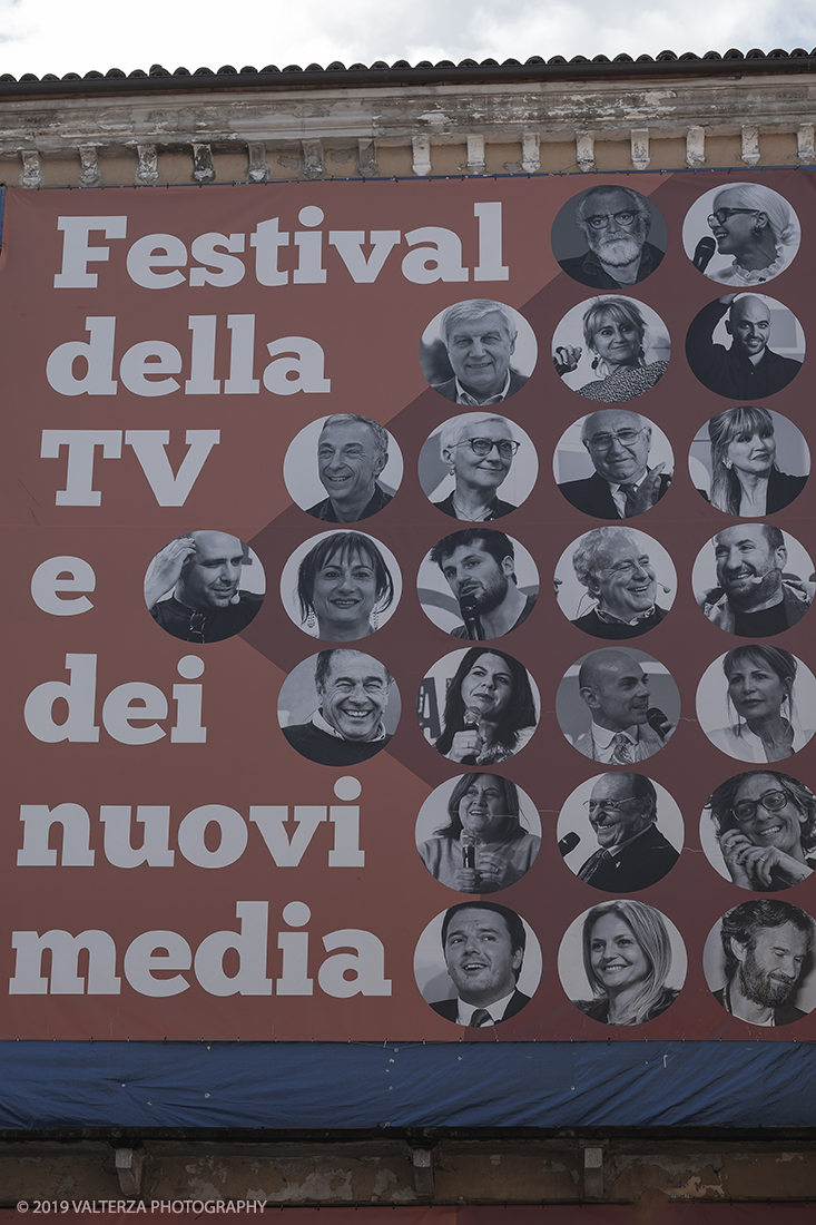 _DSF5077.jpg - 04/05/2019. Dogliani 2-5Maggio. Festival della TV avente come tema#percezioni, 4 giorni di dialoghi, confronti sguardi verso il mondo di domani. Nella foto manifesto nel centro di Dogliani dedicato all'evento.