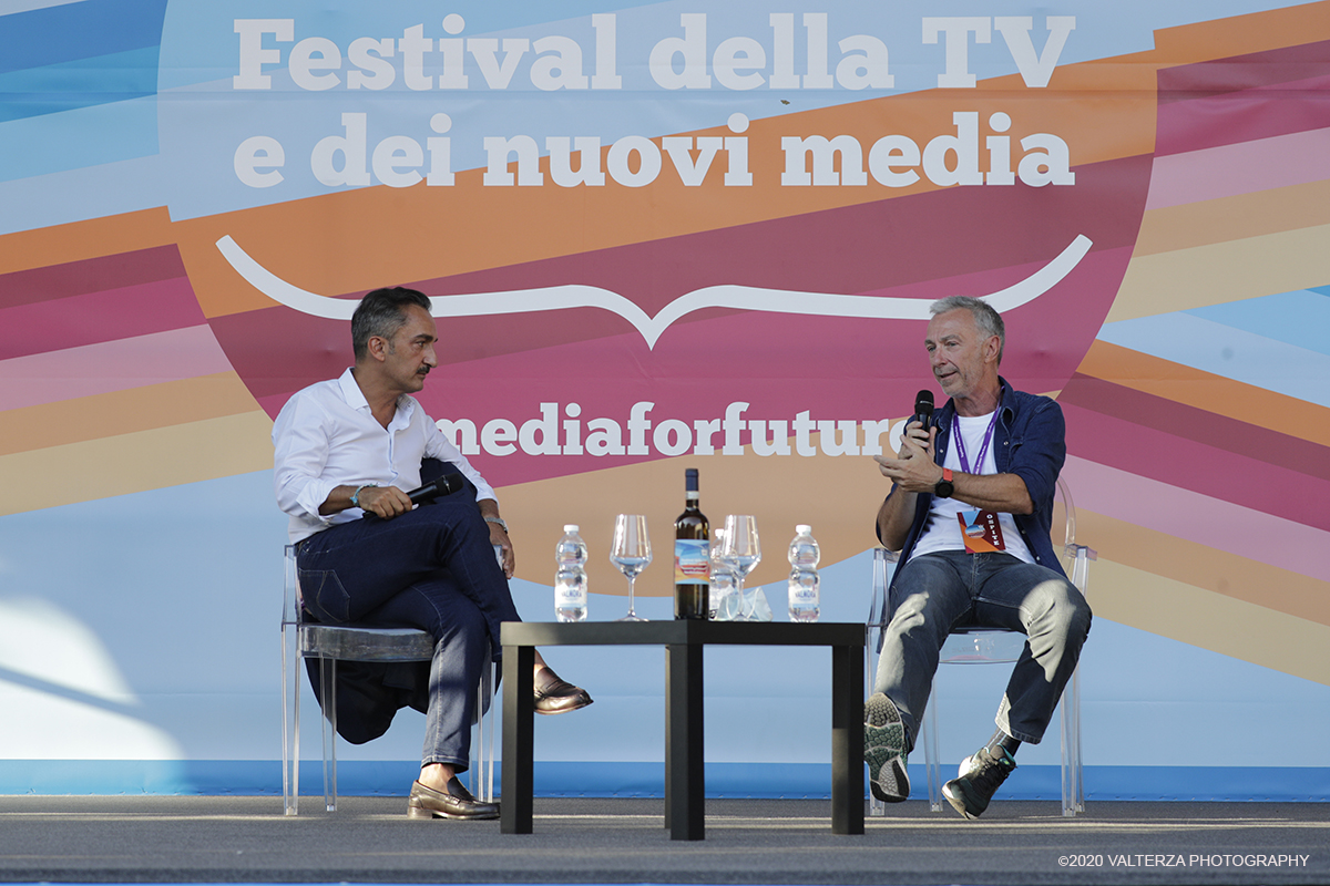 _G3I7718.jpg - 5/09/2020. Dogliani.Festival della TV #media for future. Come sta cambiando la Televisione? In che modo i Nuovi Media stanno invadendo il campo della comunicazione tradizionale? Quali programmi guarderemo domani? E dove li guarderemo? Nella foto partecipanti all'incontro  "Linus  e Nicola Savino chiamano Italia" , Nicola Savino e Linus.