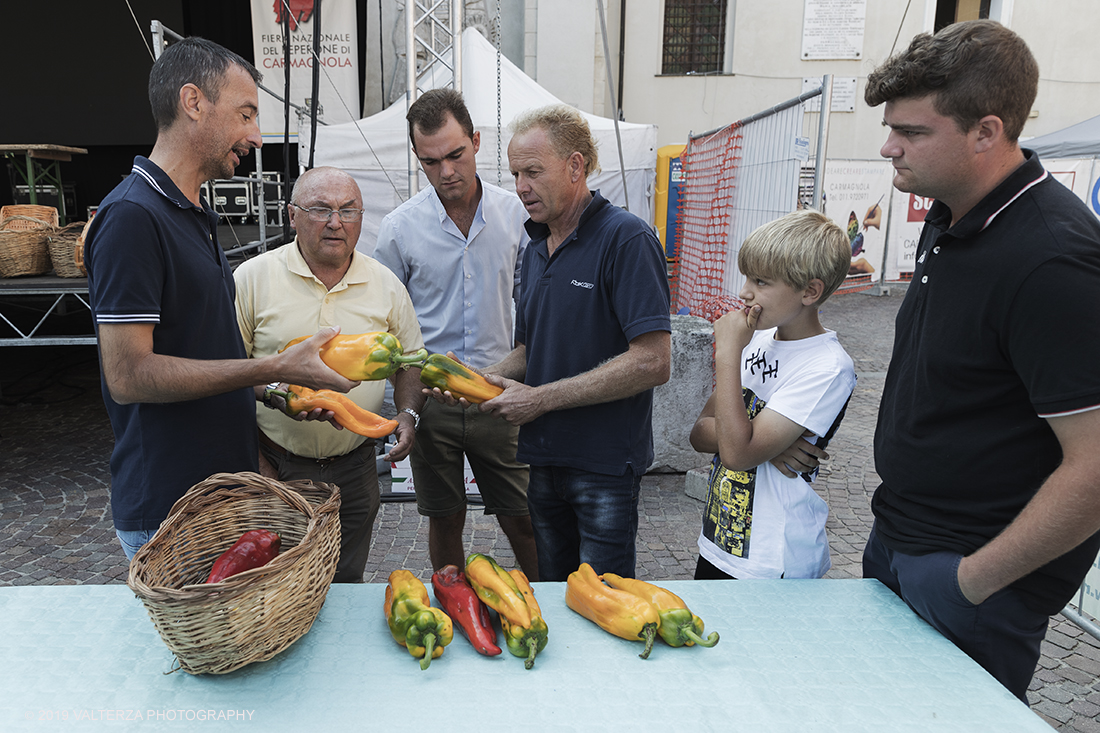 _G3I3138.jpg - 01/09/2019. Carmagnola. TO. Concorso del Peperone  Riservato ai produttori dellâ€™area di coltivazione del Peperone di Carmagnola, si premiano i migliori esemplari i dei quattro ecotipi locali: quadrato, lungo o corno di bue, trottola e tumaticot. Nella foto un momento della selezione dei peperoni, portati dai produttori locali, che saranno ammessi al concorso