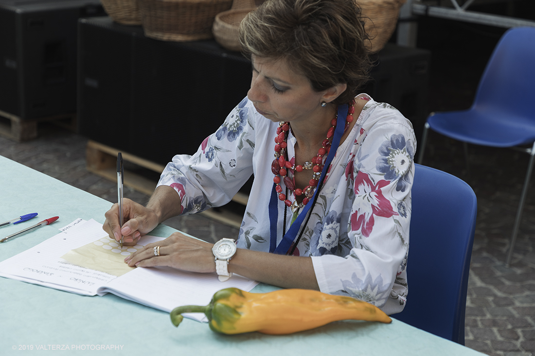 _G3I3150.jpg - 01/09/2019. Carmagnola. TO. Concorso del Peperone  Riservato ai produttori dellâ€™area di coltivazione del Peperone di Carmagnola, si premiano i migliori esemplari i dei quattro ecotipi locali: quadrato, lungo o corno di bue, trottola e tumaticot. Nella foto catalogazione dei peperoni selezionati.