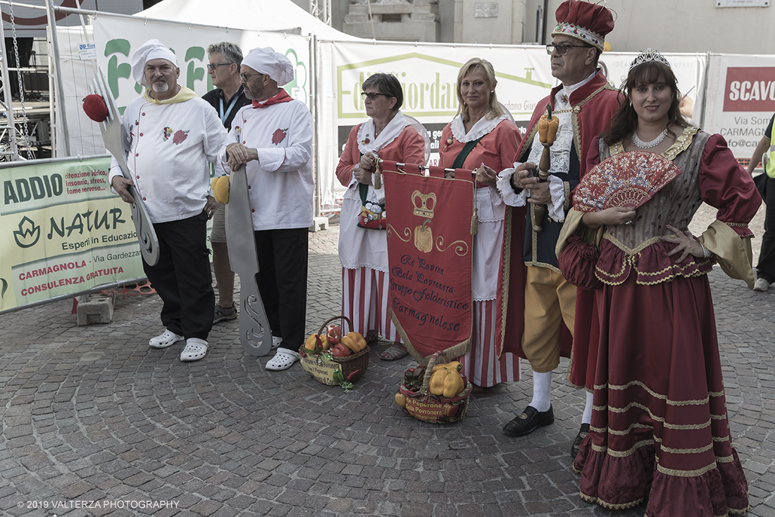 _G3I3398.jpg - 01/09/2019. Carmagnola. TO. Concorso del Peperone  Riservato ai produttori dellâ€™area di coltivazione del Peperone di Carmagnola, si premiano i migliori esemplari i dei quattro ecotipi locali: quadrato, lungo o corno di bue, trottola e tumaticot. Nella foto il Re peprone e la bella Povronera aprono la sfilata della festa omonima.