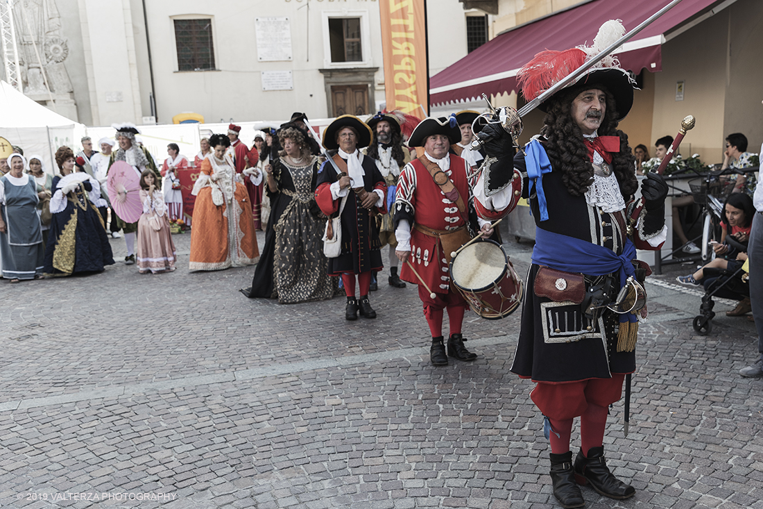 _G3I3419.jpg - 01/09/2019. Carmagnola. TO. Concorso del Peperone  Riservato ai produttori dellâ€™area di coltivazione del Peperone di Carmagnola, si premiano i migliori esemplari i dei quattro ecotipi locali: quadrato, lungo o corno di bue, trottola e tumaticot. Nella foto figuranti della sfilata in costumi storici della festa di Re Peperone della bella Povronera.