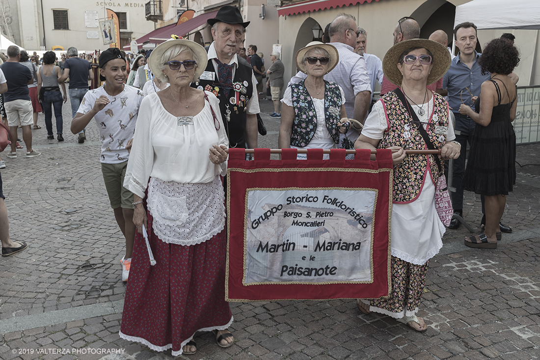 _G3I3453.jpg - 01/09/2019. Carmagnola. TO. Concorso del Peperone  Riservato ai produttori dellâ€™area di coltivazione del Peperone di Carmagnola, si premiano i migliori esemplari i dei quattro ecotipi locali: quadrato, lungo o corno di bue, trottola e tumaticot. Nella foto figuranti della sfilata in costumi storici della festa di Re Peperone della bella Povronera.